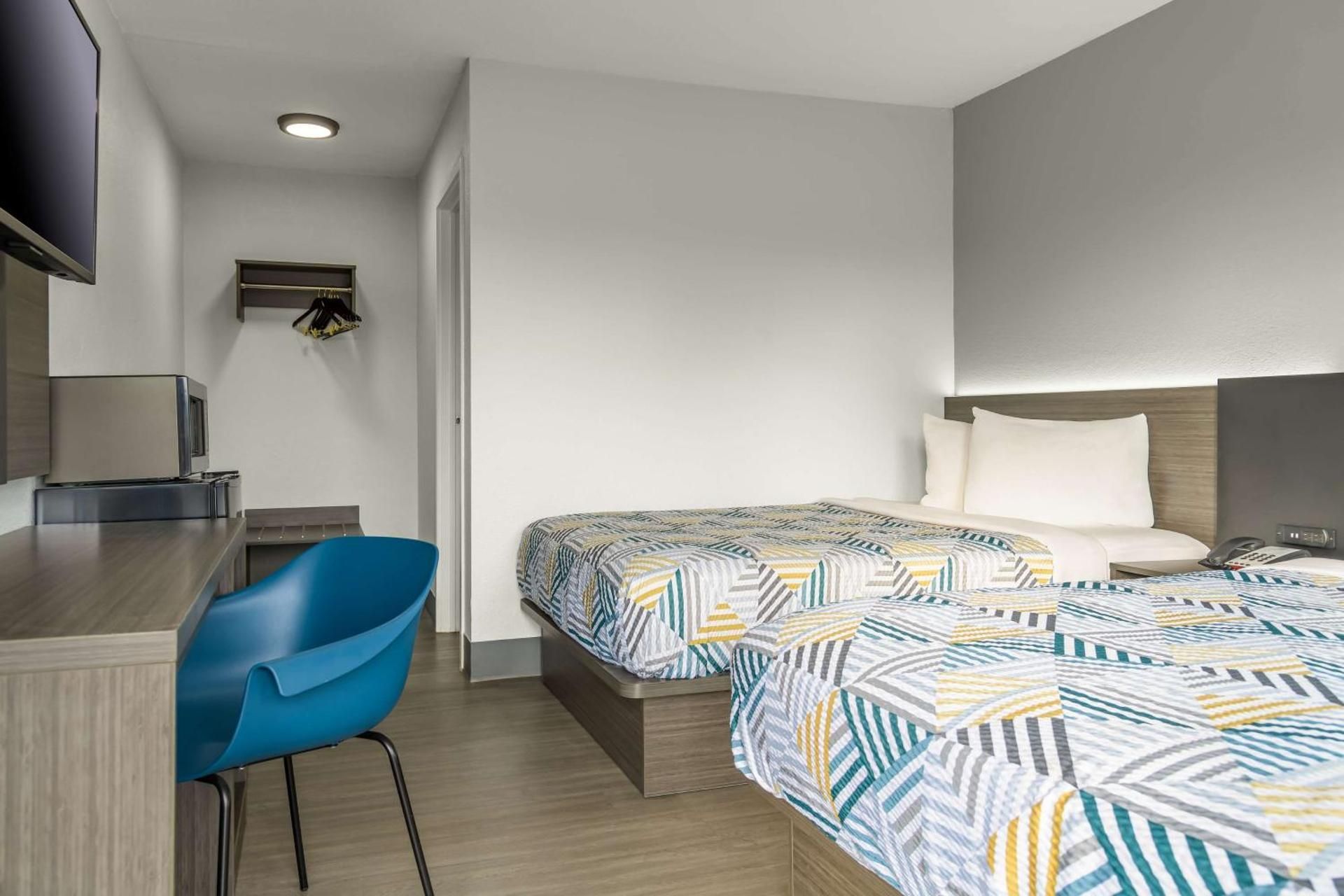 Home 6 by Townhouse Topeka KS I 70 2 Full Beds Accessible Non - Smoking