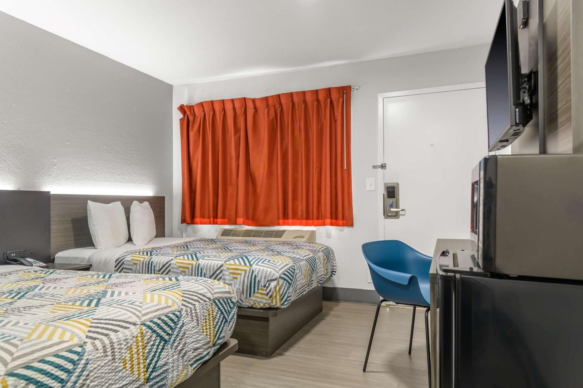 Home 6 by Townhouse Topeka KS I 70 2 Full Beds Accessible Non - Smoking 2