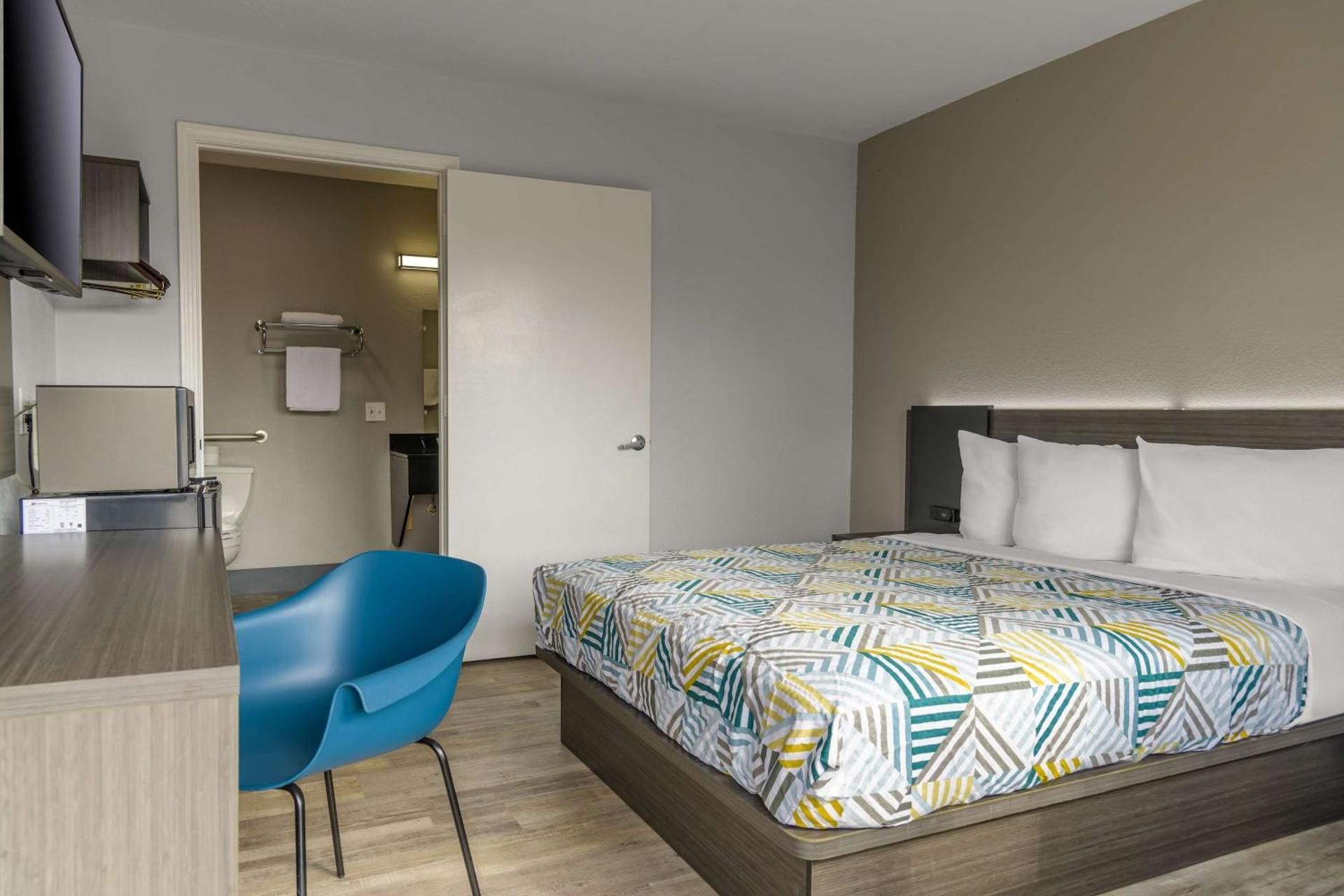 Home 6 by Townhouse Topeka KS I 70 Queen Bed Accessible Non-Smoking