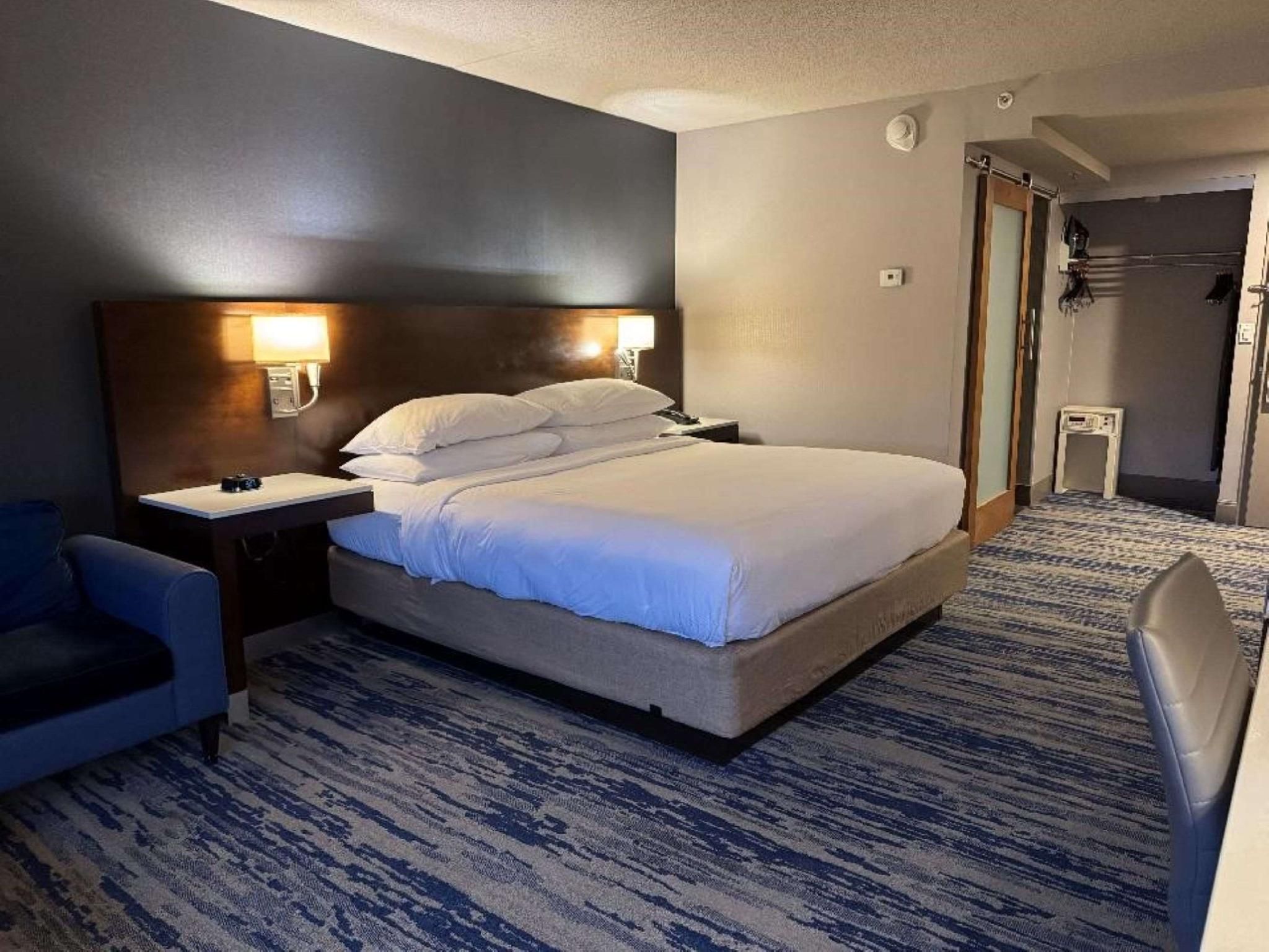 1 King Bed, Nonsmoking, Larger Room