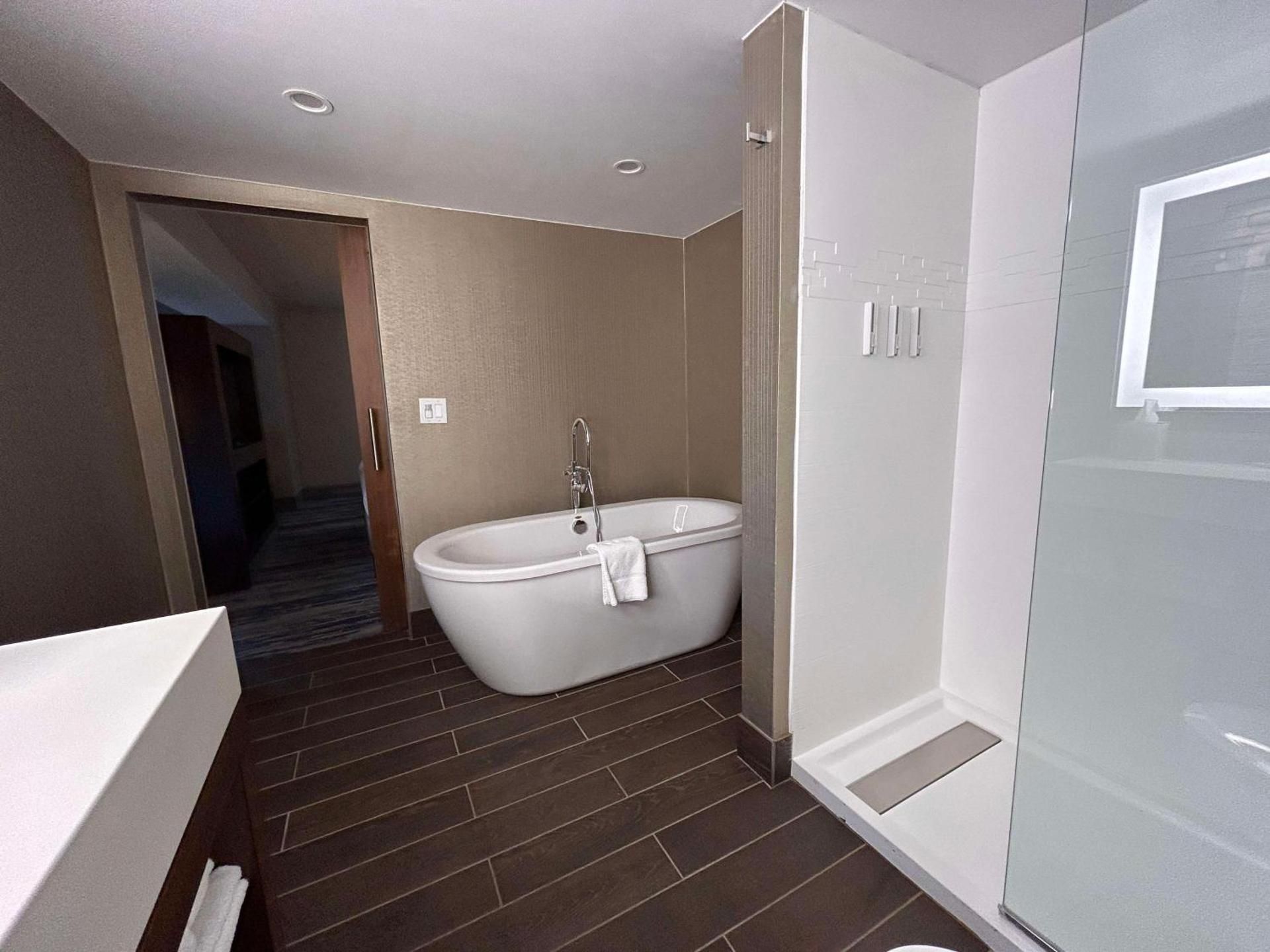 King Suite with Sofa Bed and Soaker Tub - Non-Smoking