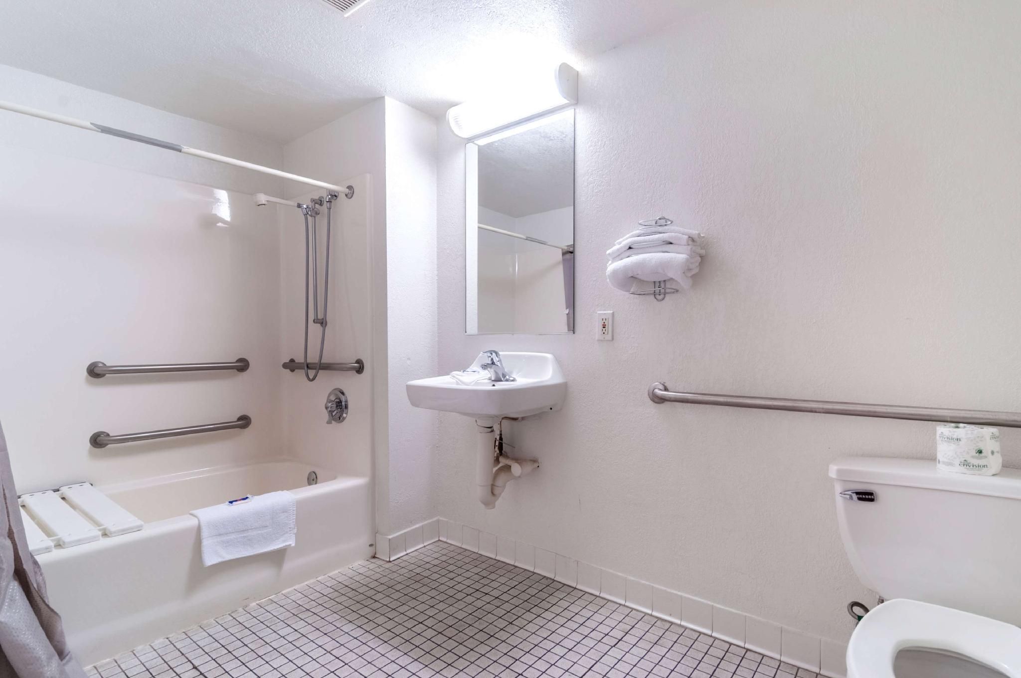 1 FULL BED | MOBILITY ACCESS RI SHWR, NSMK