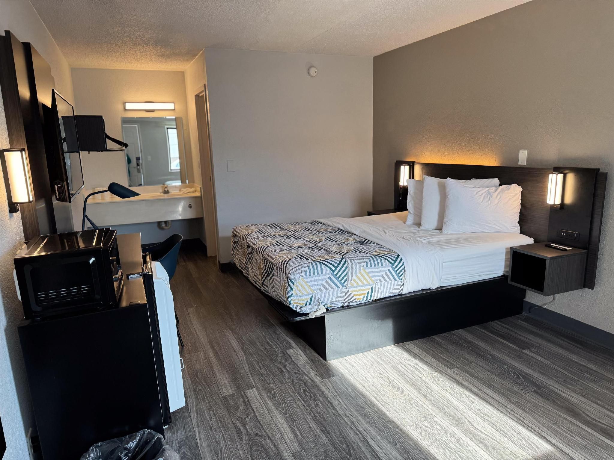 1 King Bed | Non-Smoking