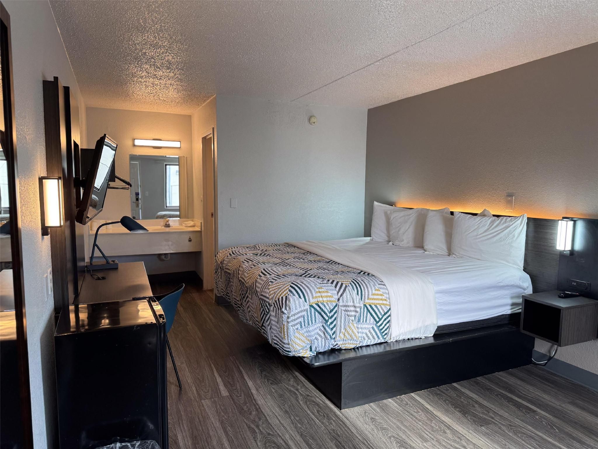 1 King Bed | Non-Smoking