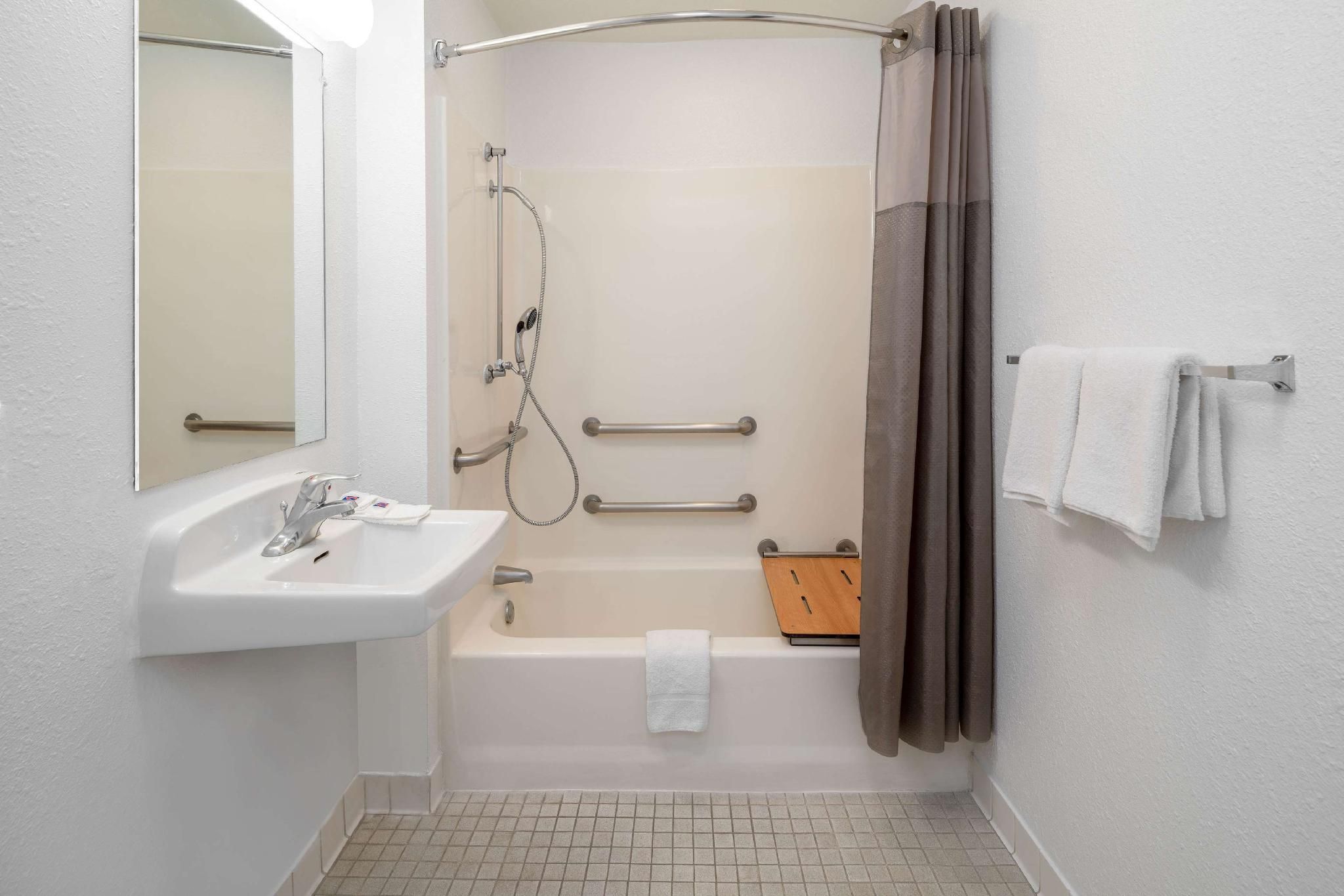 1 Full Bed | ADA/Tub/Mini Fridge