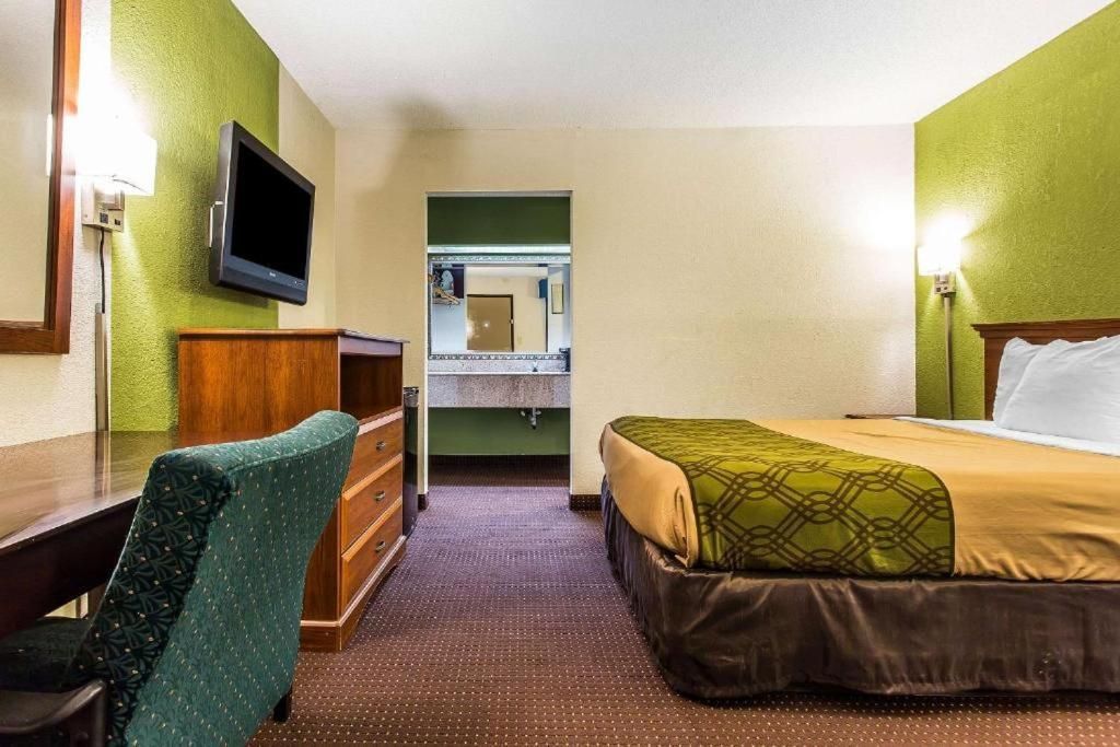 1 King Bed Non-Smoking Accessible