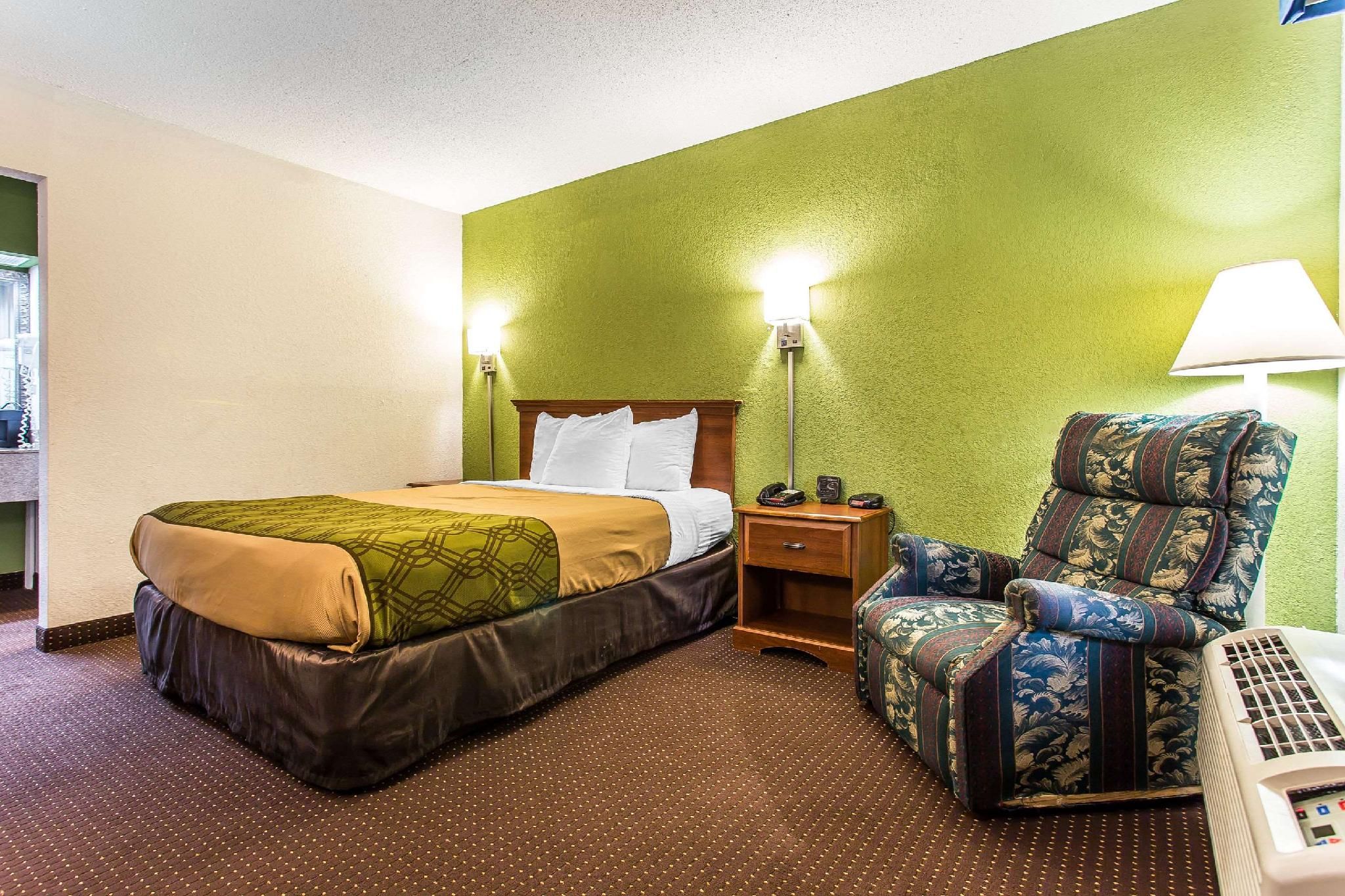1 Queen Bed Smoking, Accessible