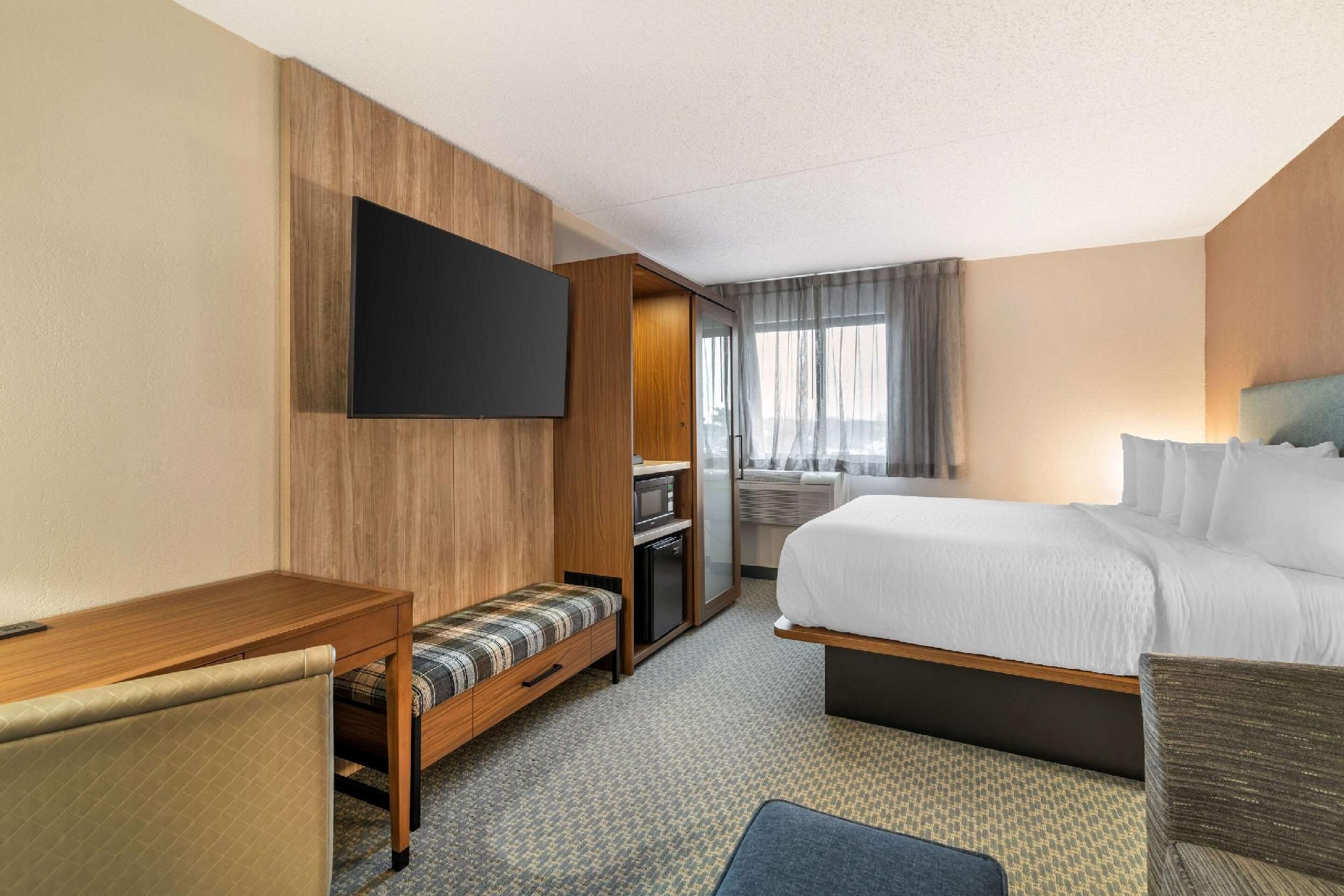1 King Bed, Nonsmoking