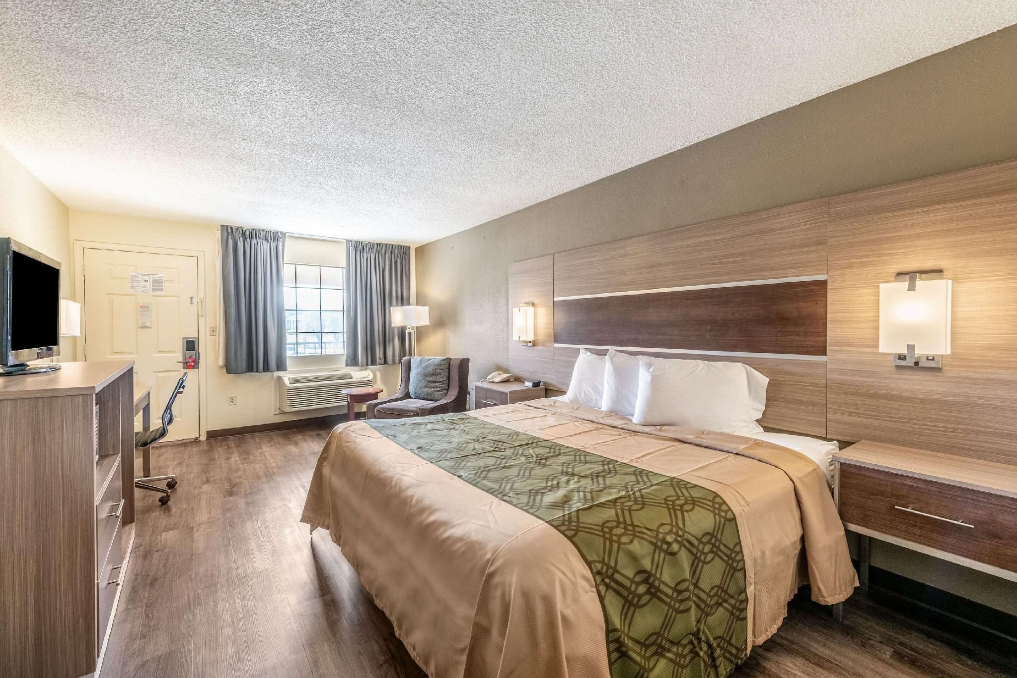 1 King Bed, Nonsmoking, Accessible