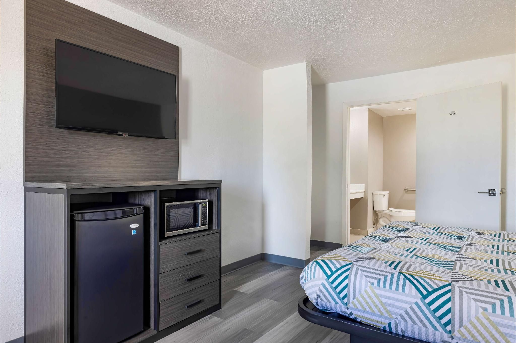 1 King Bed | Mobility Accessible Tub, Nsmk