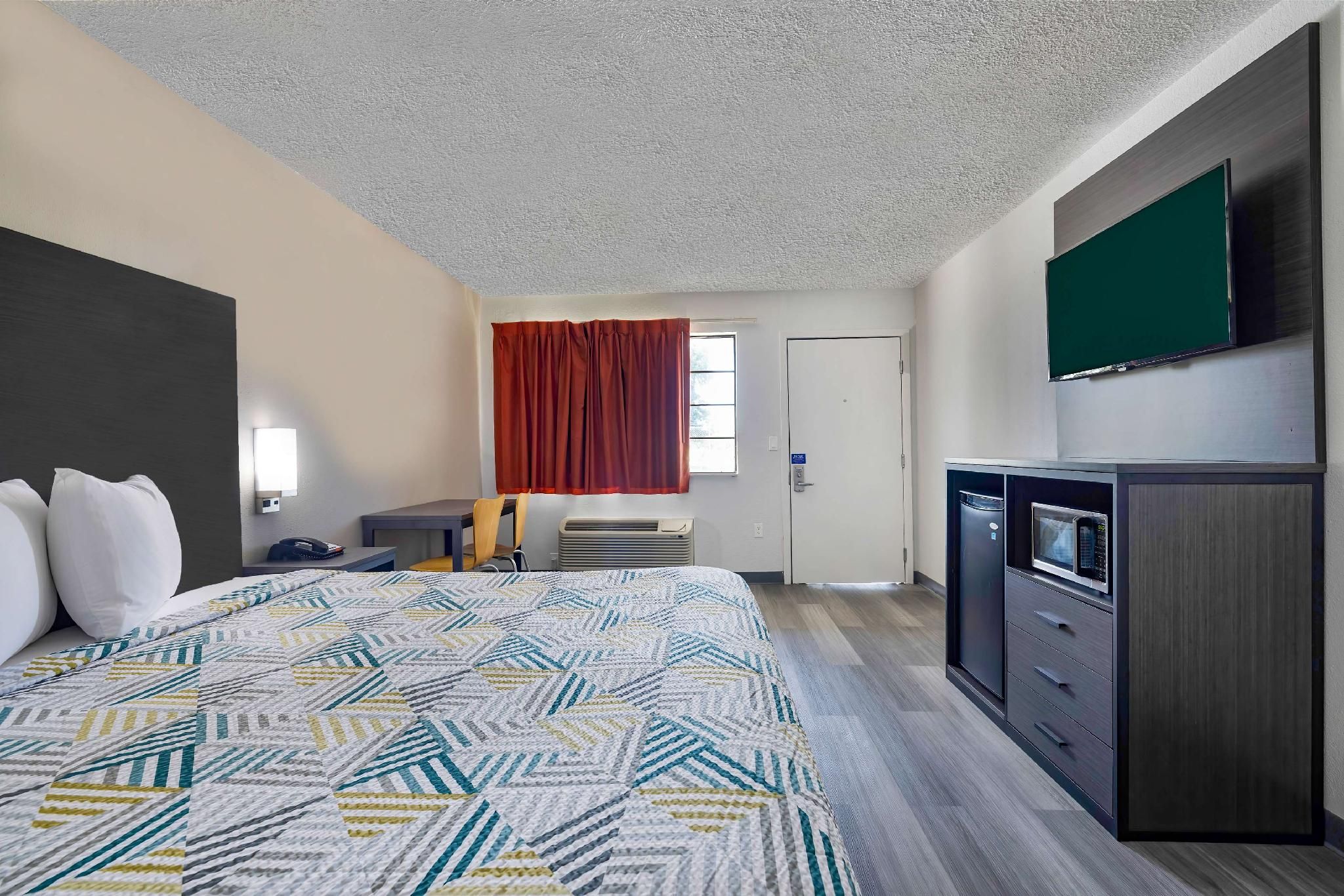1 King Bed | Non-Smoking