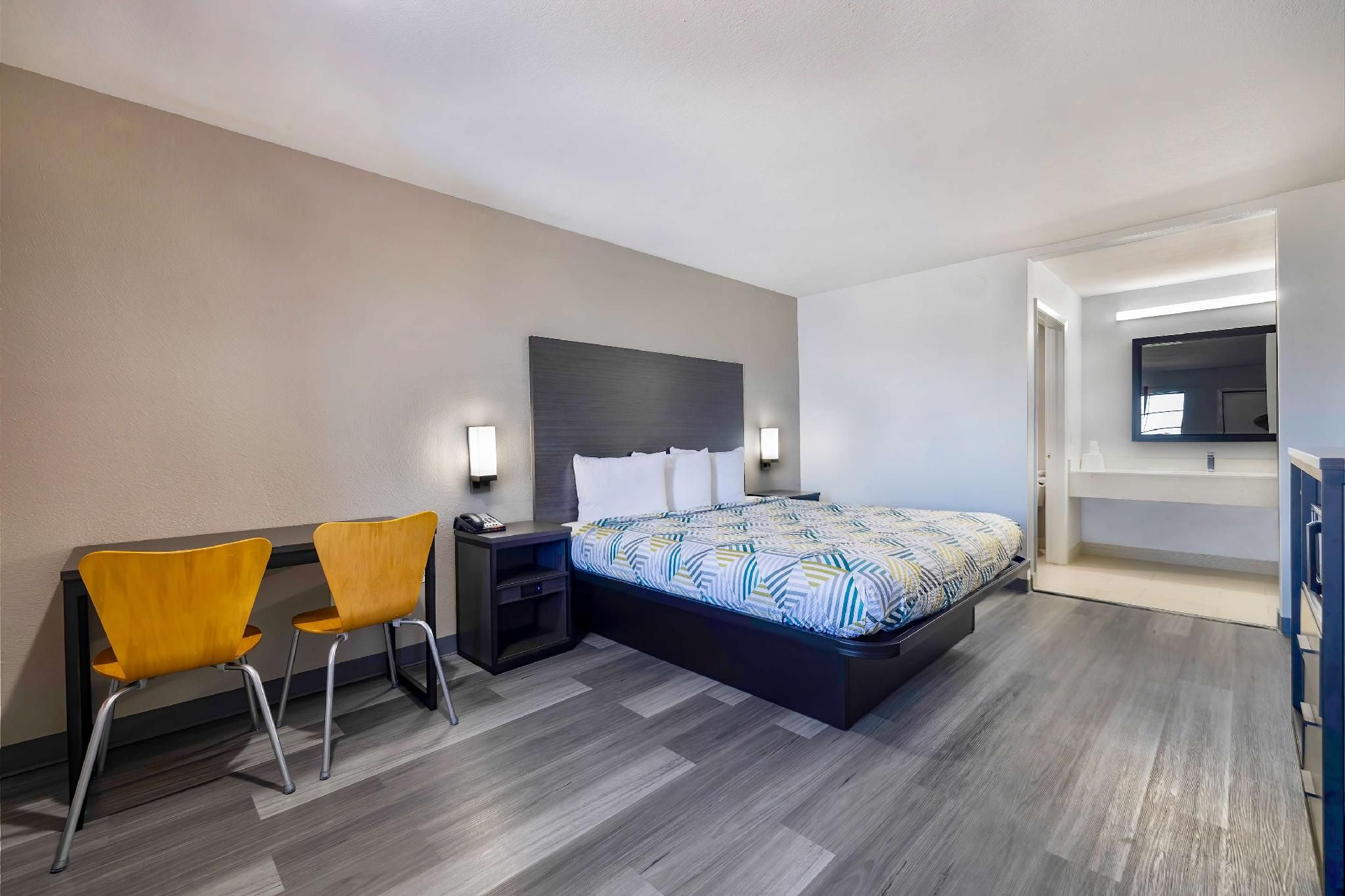 1 King Bed | Non-Smoking