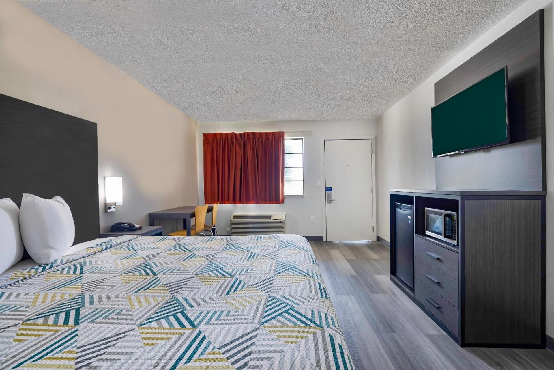 1 King Bed | Mobility Accessible RI Shower Nsmk