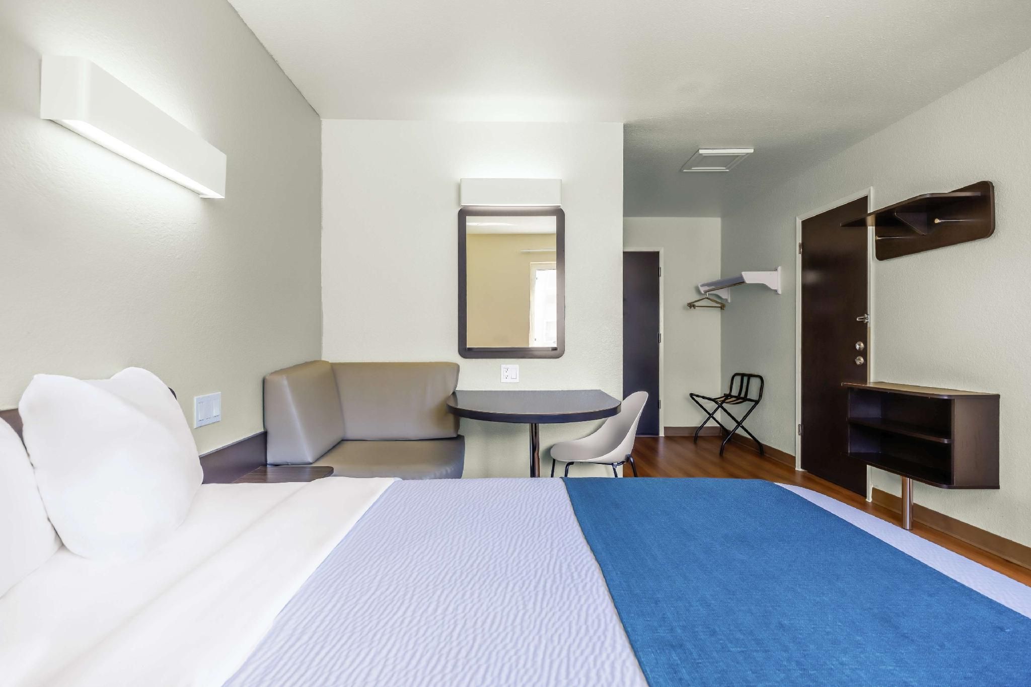 1 QB | Non-Smoking, Micfridge