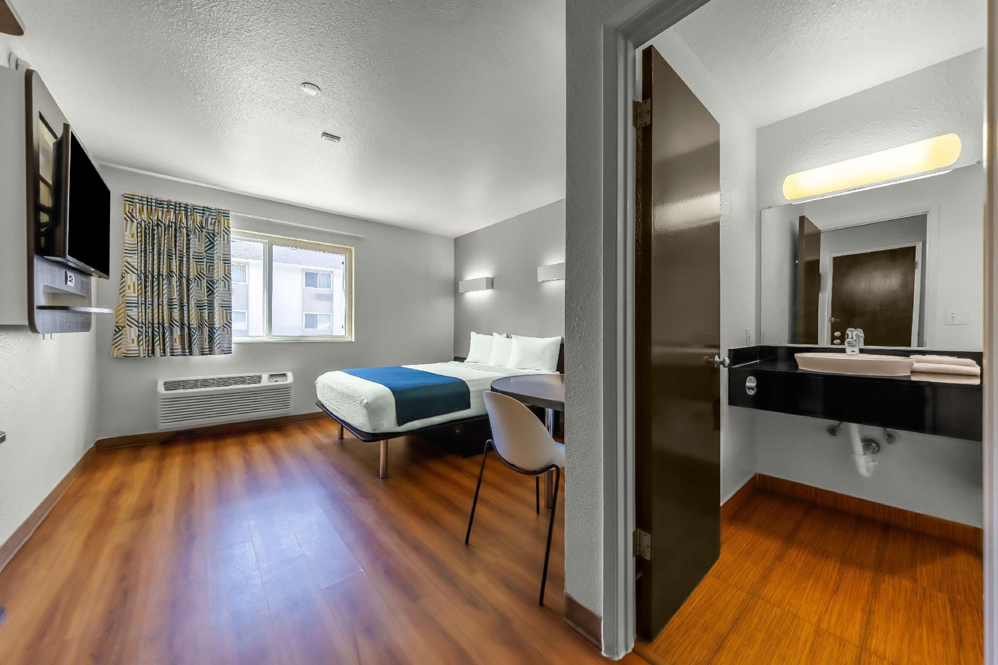 Motel 6 Seattle, WA - Sea-Tac Airport South 1 Queen Bed - Non-Smoking 2