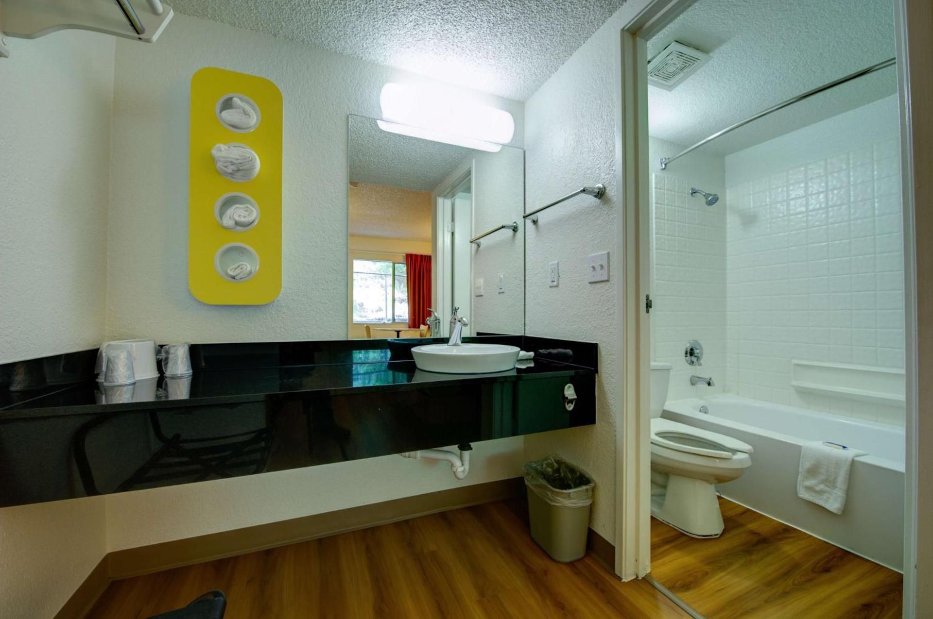 Motel 6 Seattle, WA - Airport 1 QB | MICFRIDGE SMOKING 3