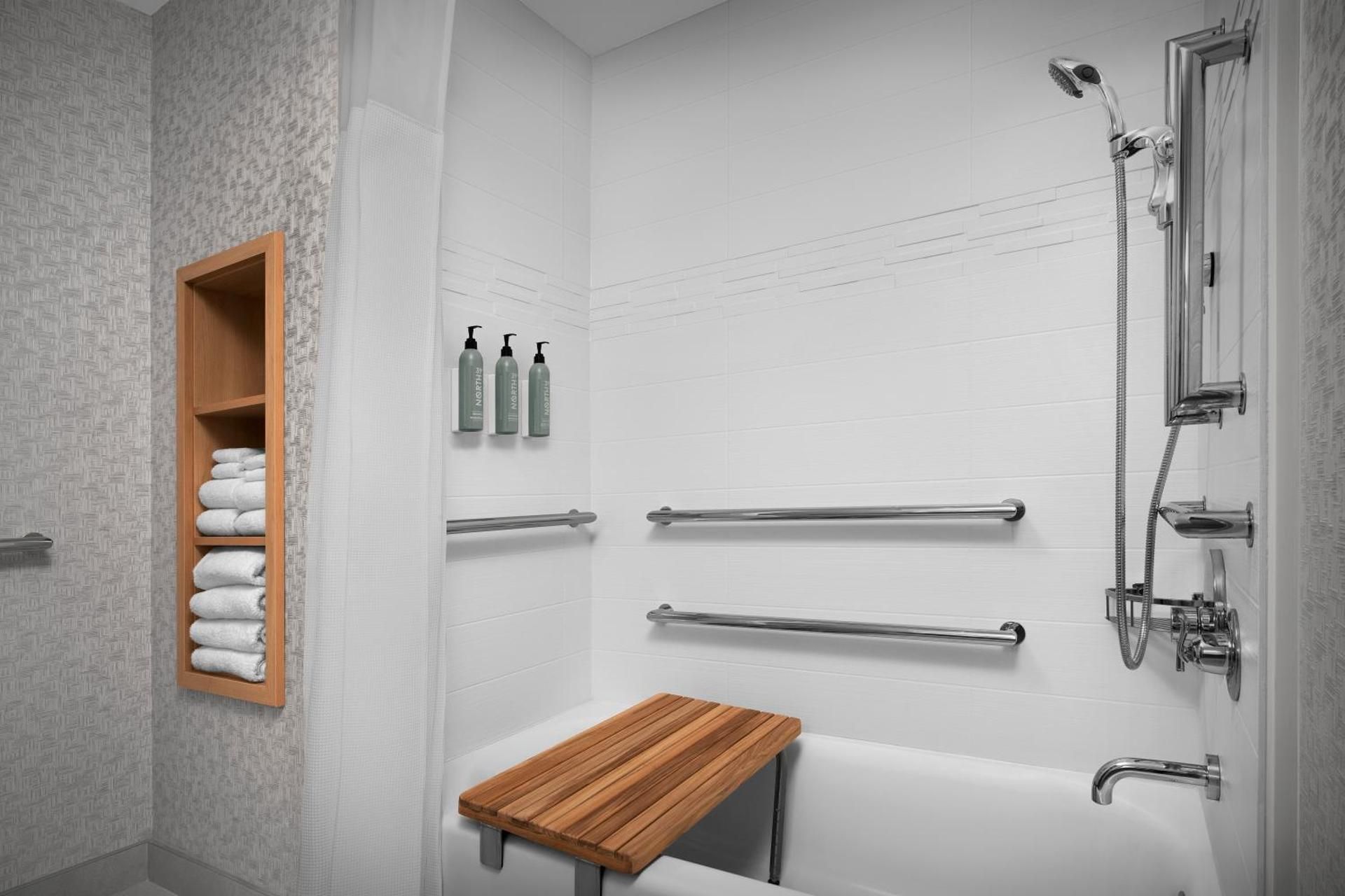 Studio Queen Room with Sofa Bed - Mobility Accessible w/Tub