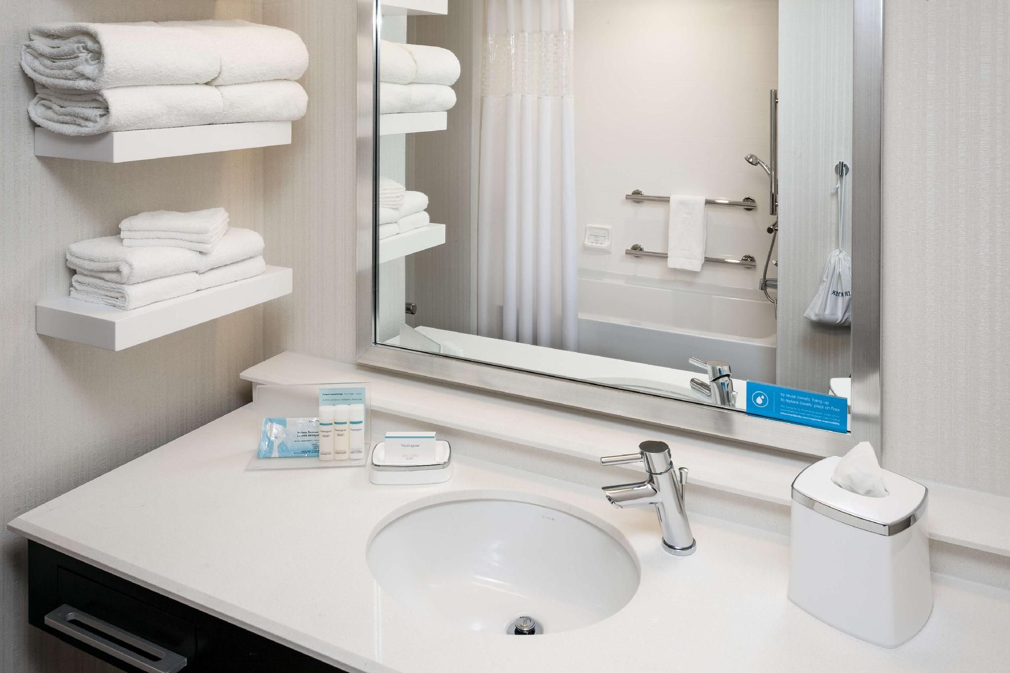 1 King Mobility Access With Tub Nonsmoking