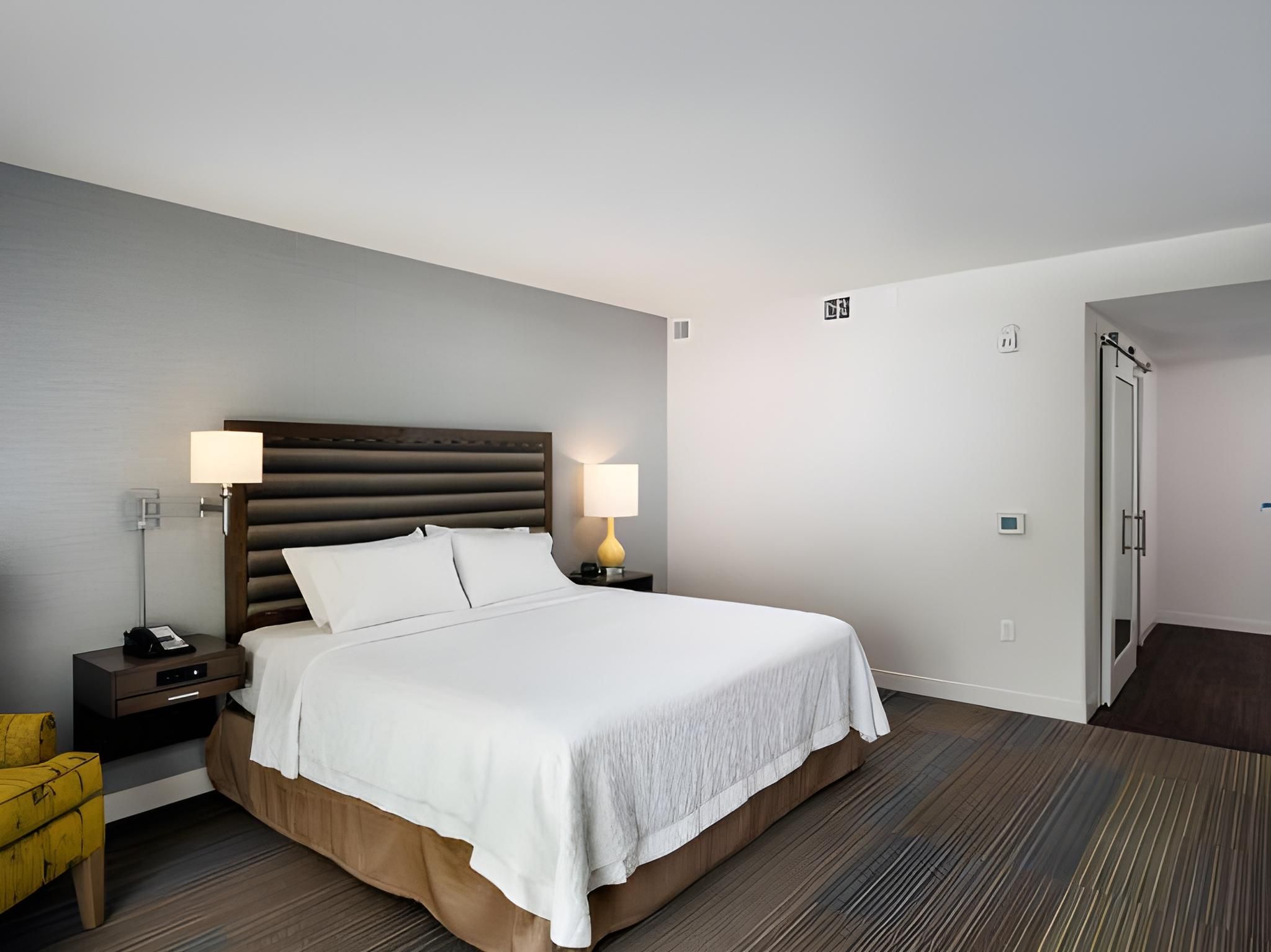 Hampton Inn & Suites Seattle/Northgate 1 King Bed Nonsmoking