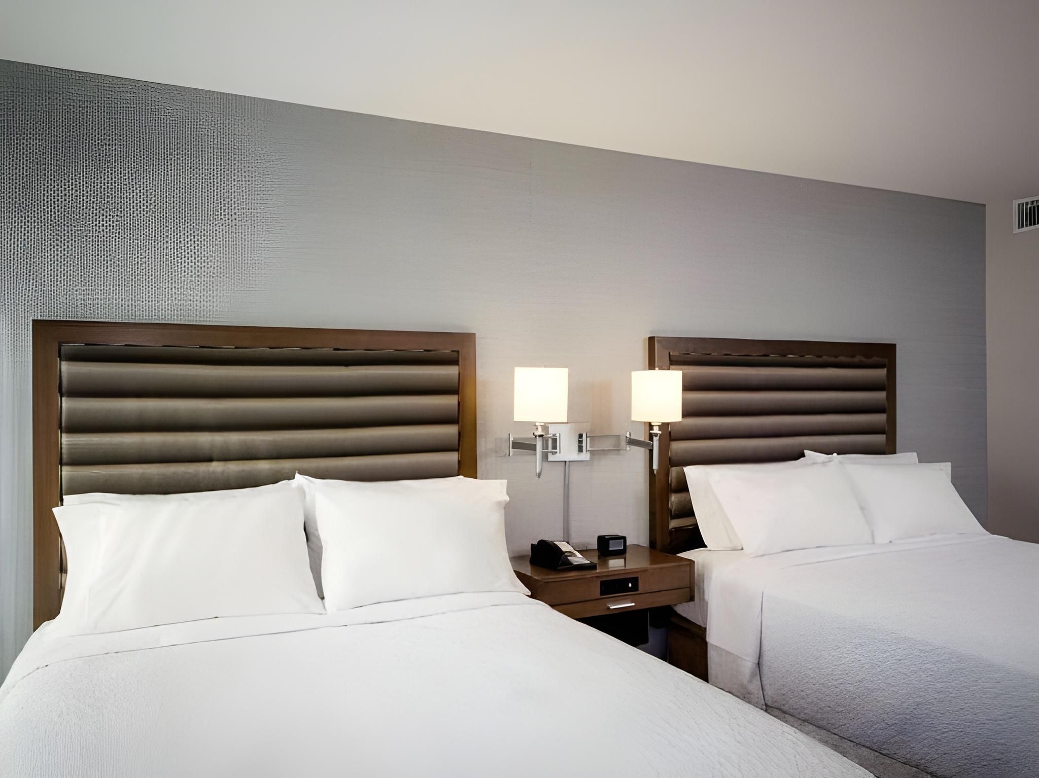 2 QUEENS MOBILITY ACCESS W/TUB BALCONY NS