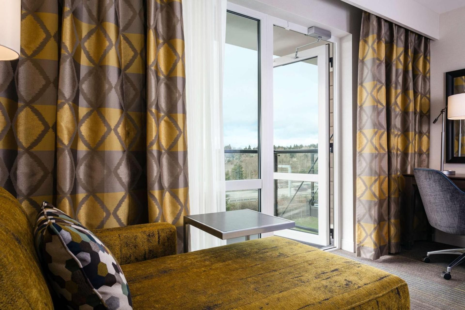 1 KING BED W/BALCONY SHOWER ONLY NONSMOKING