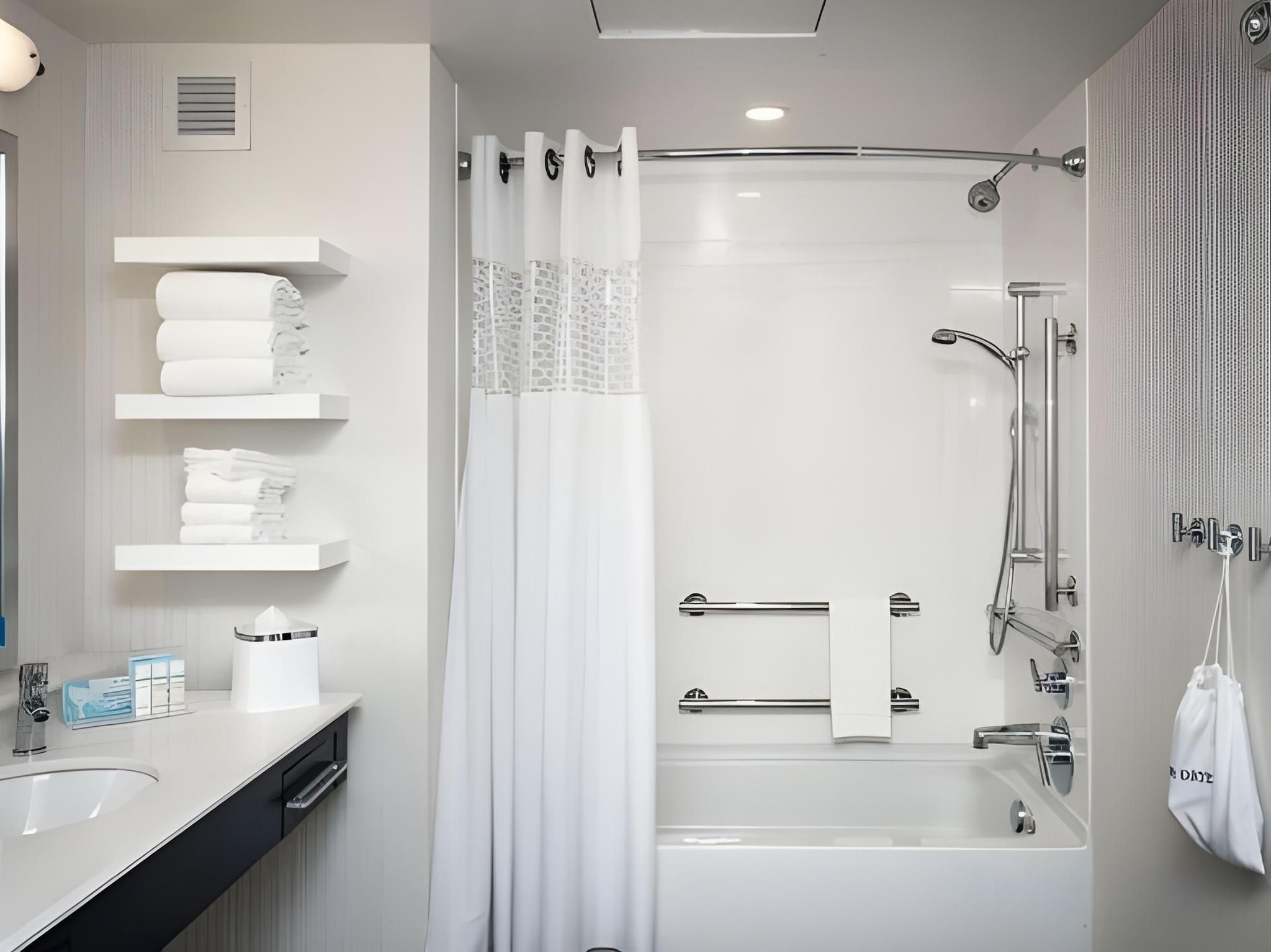 2 Queens Mobility Access W/tub Nonsmoking