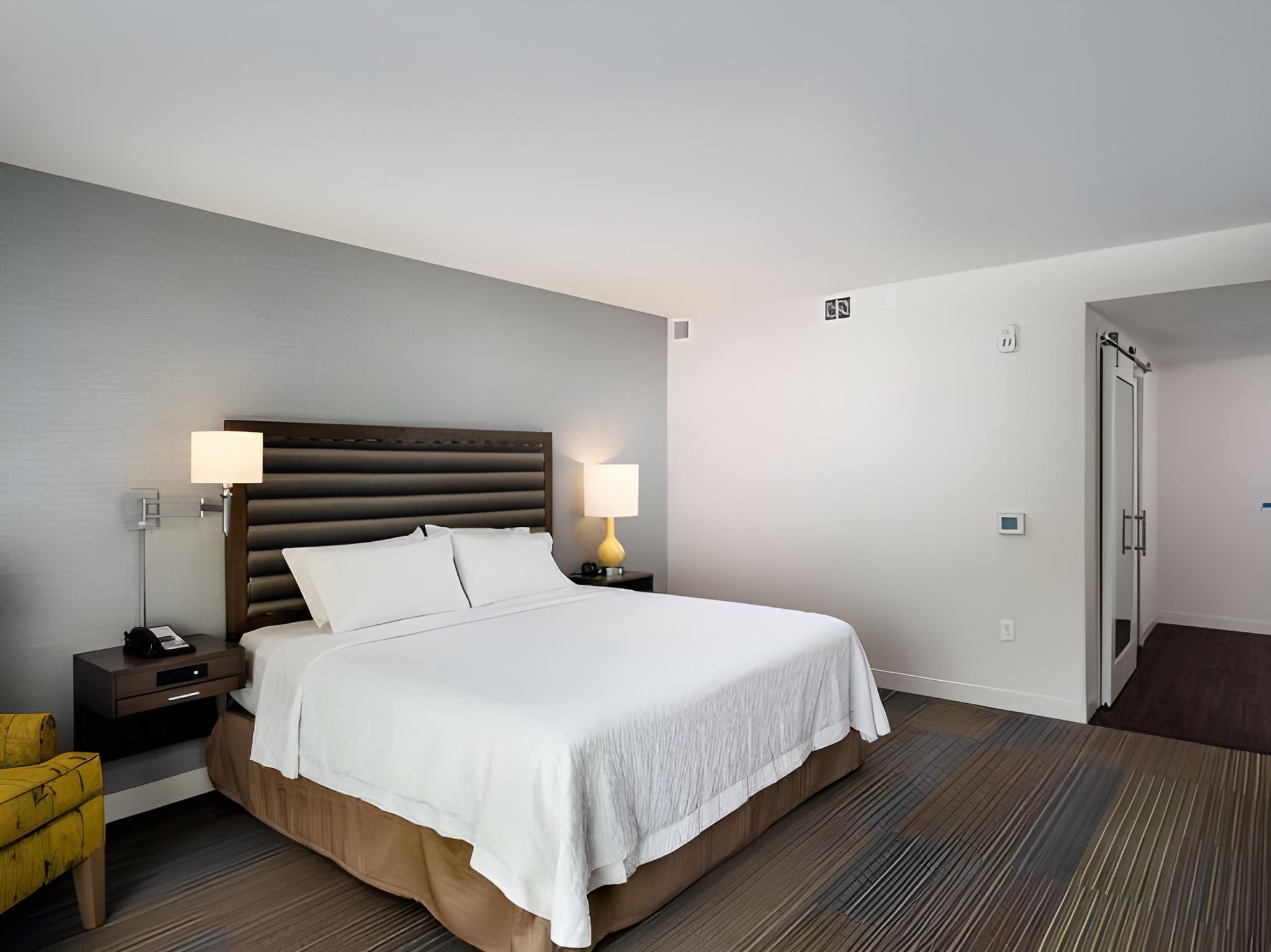 1 KING MOBILITY ACCESS TUB BALCONY NS