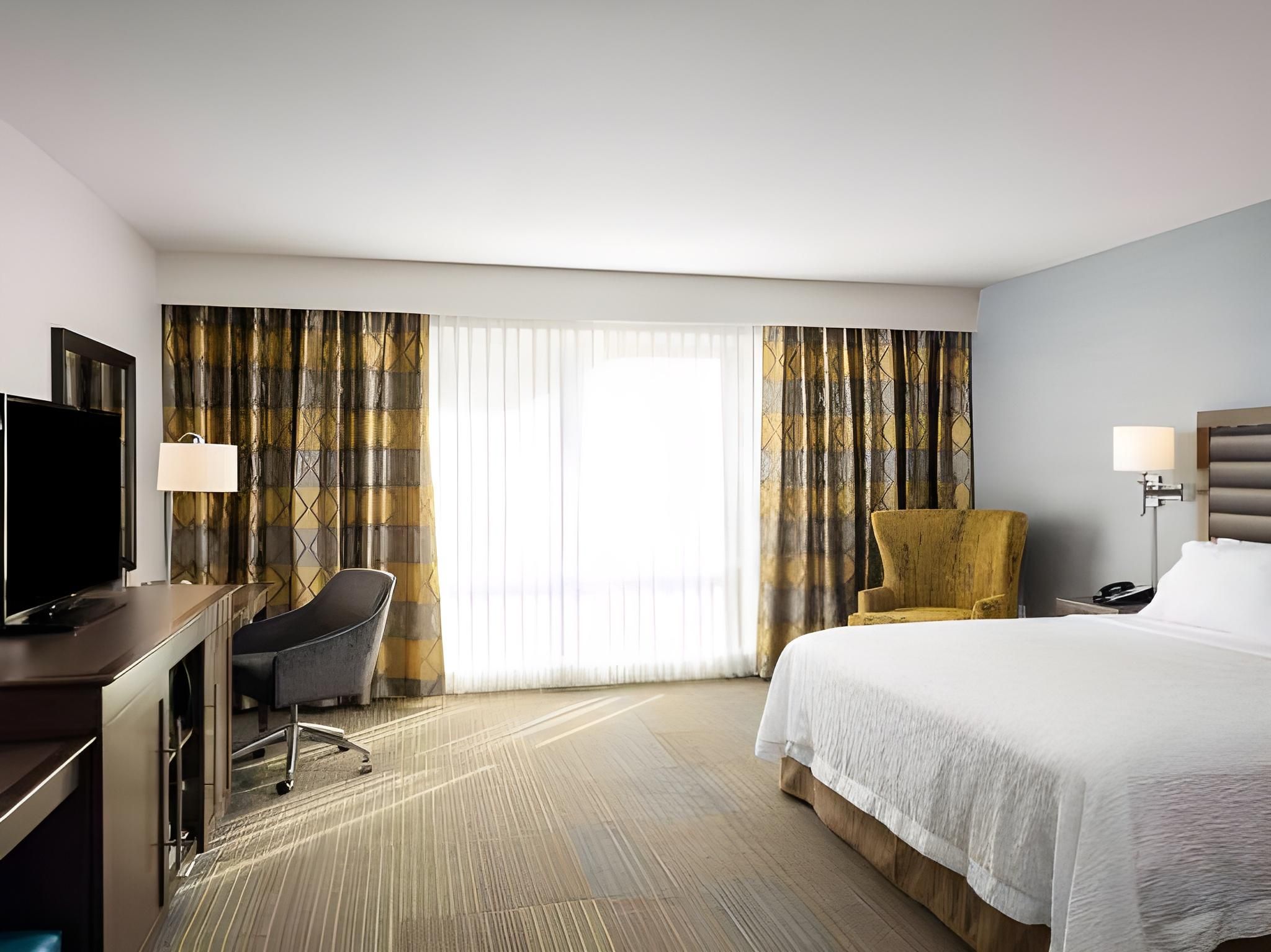 1 KING MOBILITY ACCESS TUB BALCONY NS