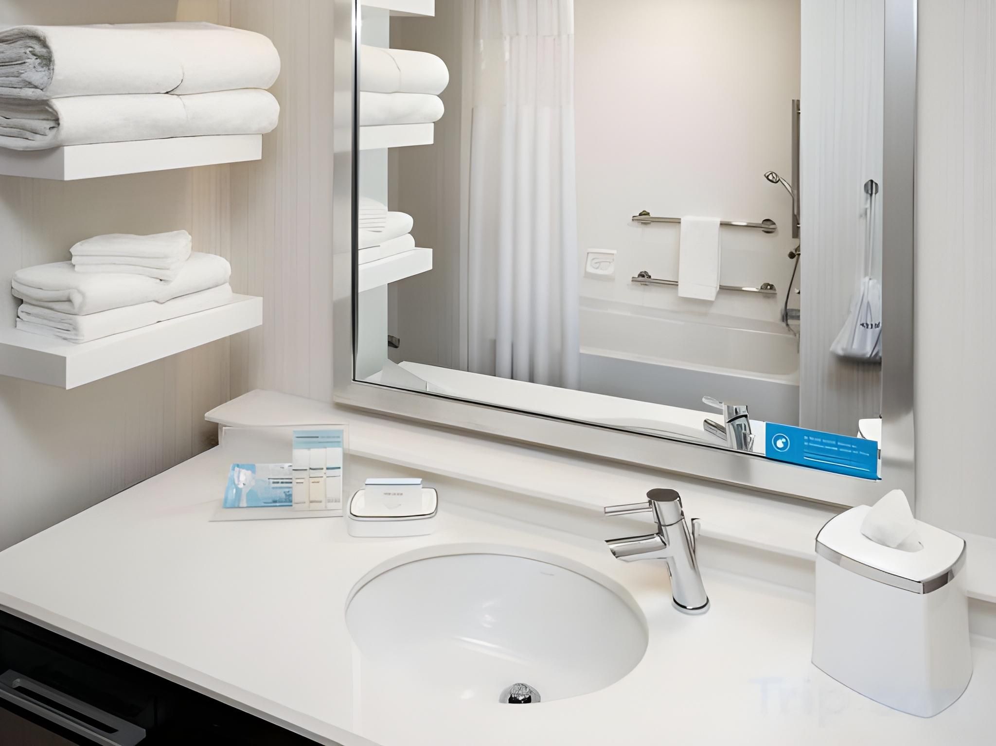 1 KING MOBILITY ACCESS TUB BALCONY NS