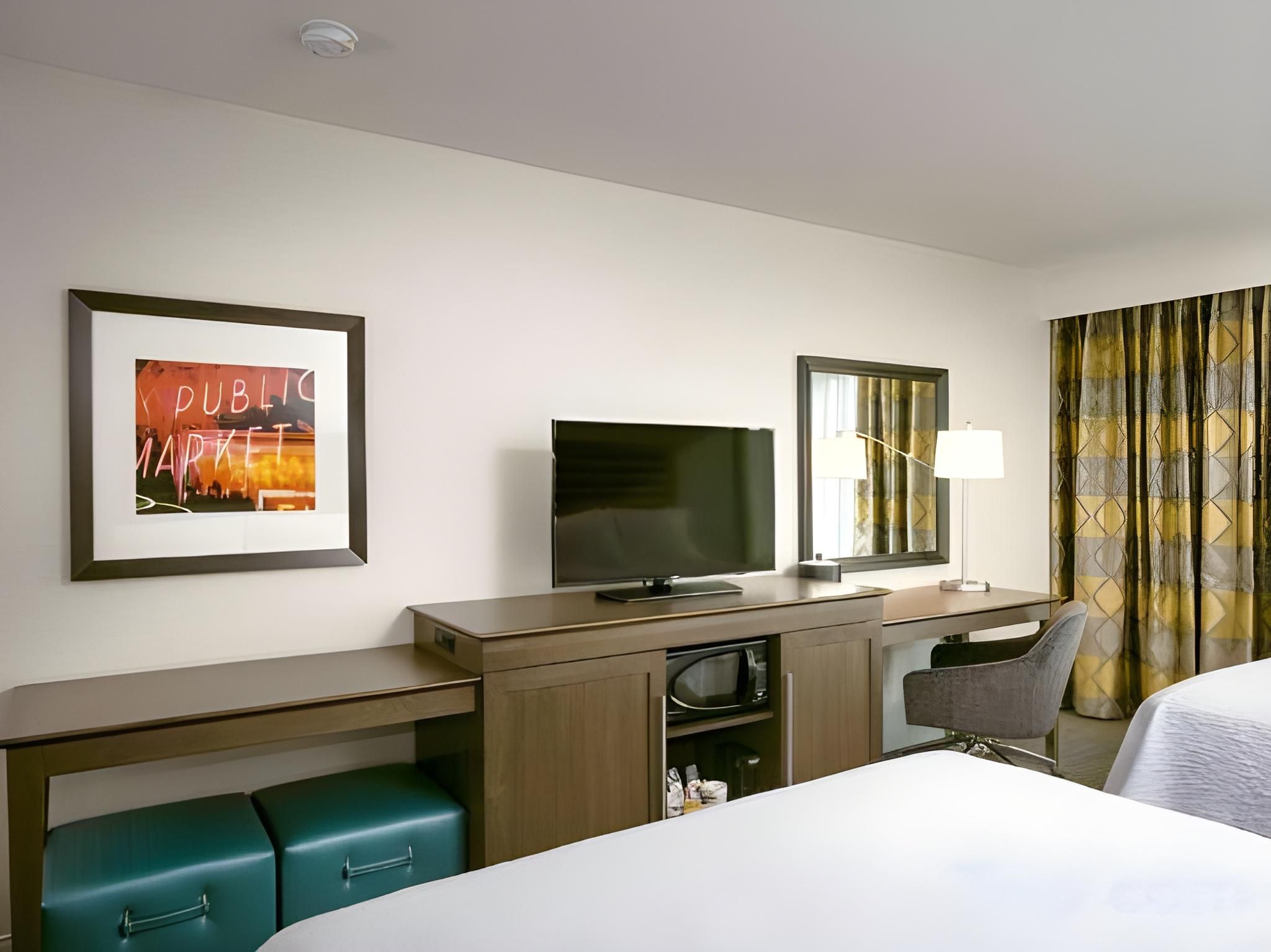 2 QUEENS MOBILITY ACCESS W/TUB BALCONY NS