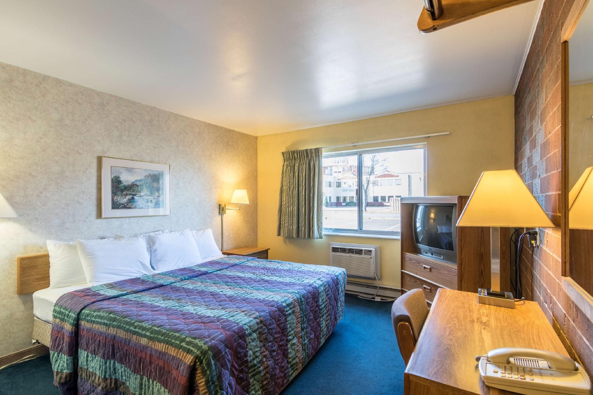 1 King Bed | Non-Smoking