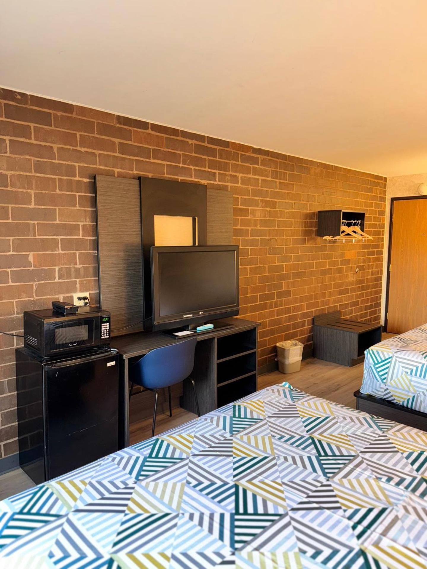 Motel 6 Eau Claire, WI Queen Room with Two Queen Beds - Non-Smoking 3