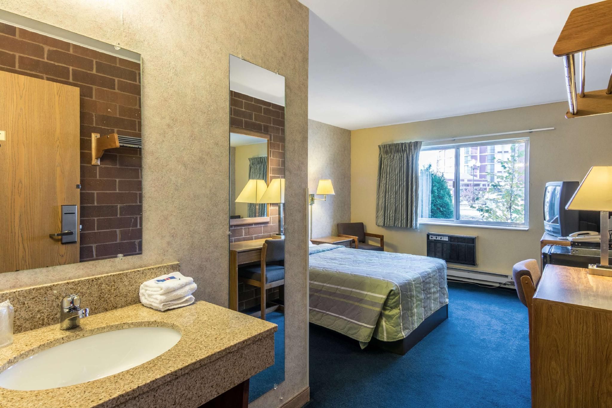 1 Queen Bed | Non-Smoking