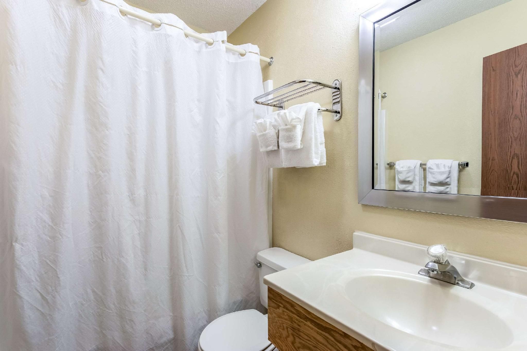 2 Queen Beds, Smoking