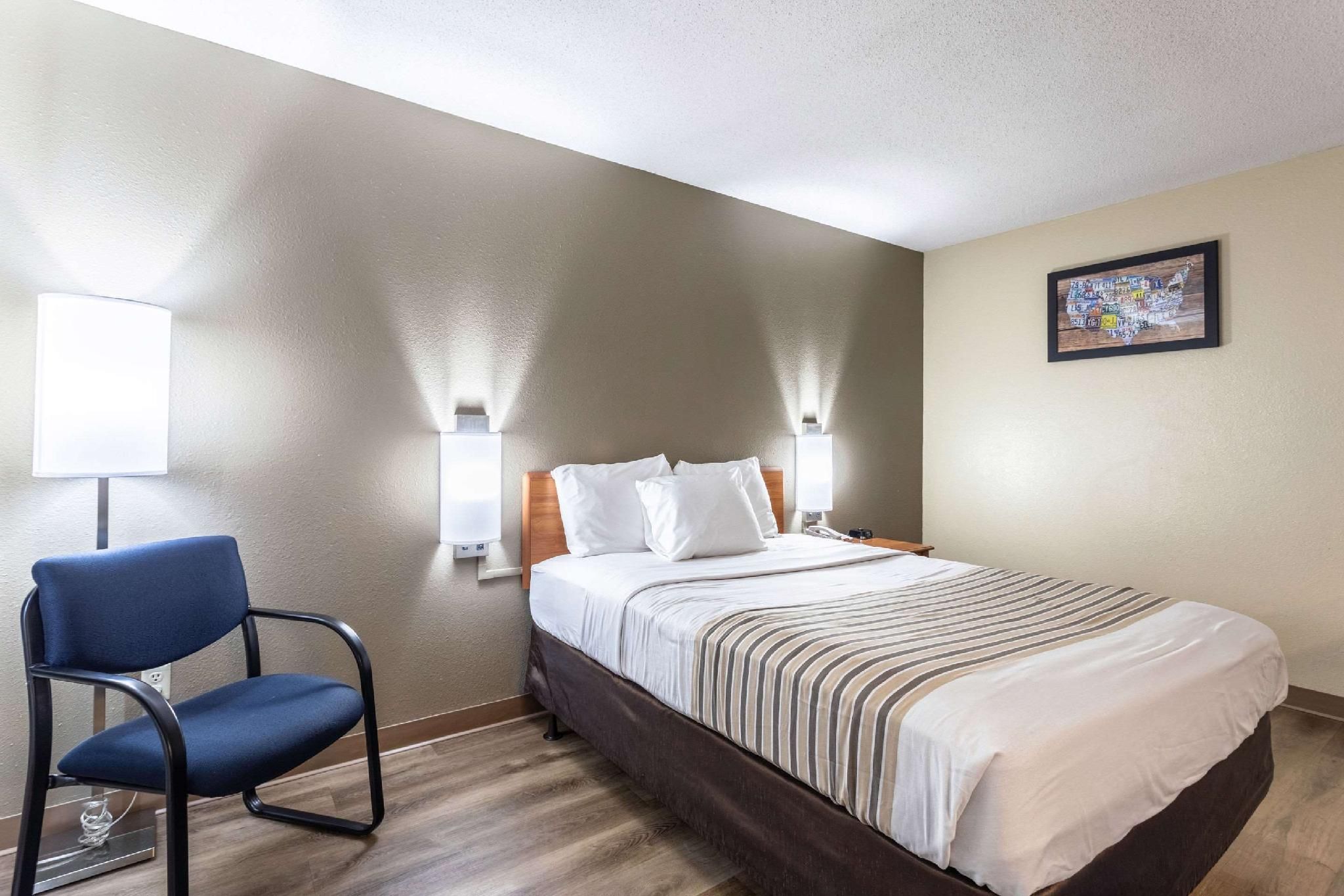 Econo Lodge Ithaca Airport 1 Queen Bed, Nonsmoking 2