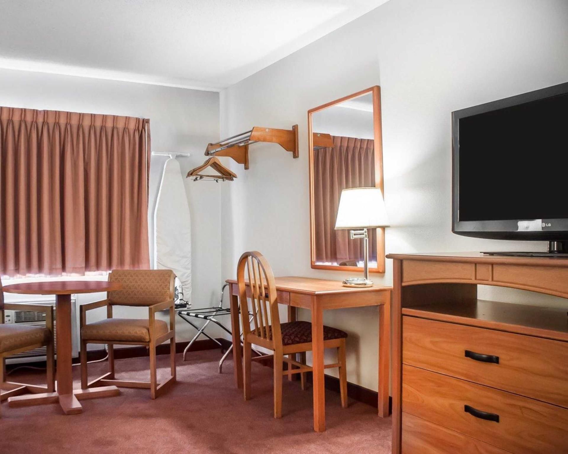 Econo Lodge Ithaca Airport Queen Room with Two Queen Beds - Smoking 2