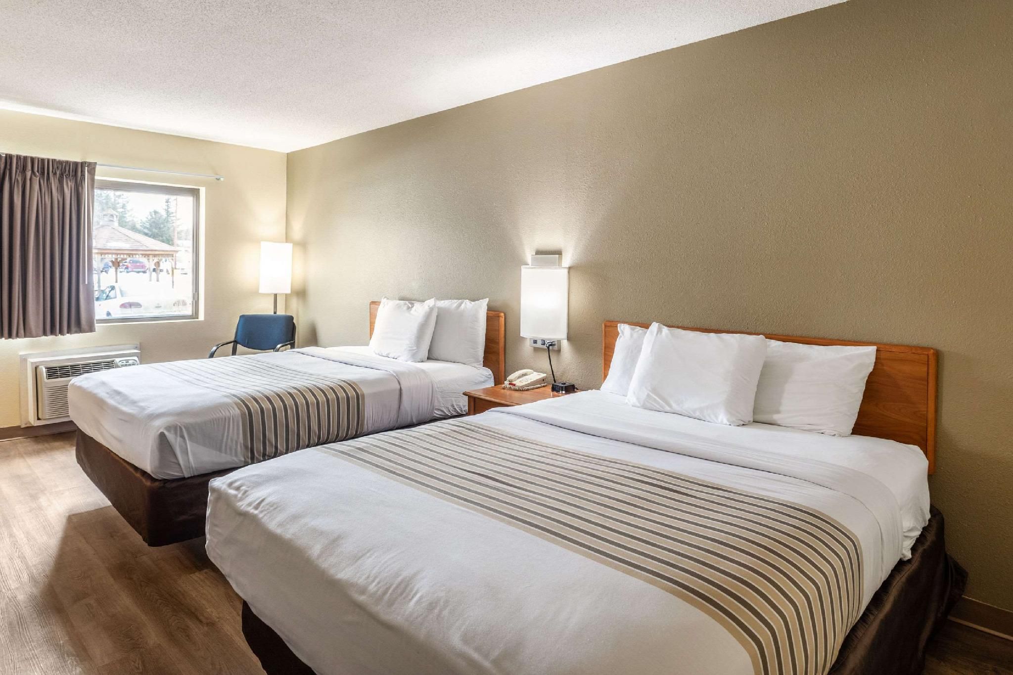 2 Queen Beds, Smoking