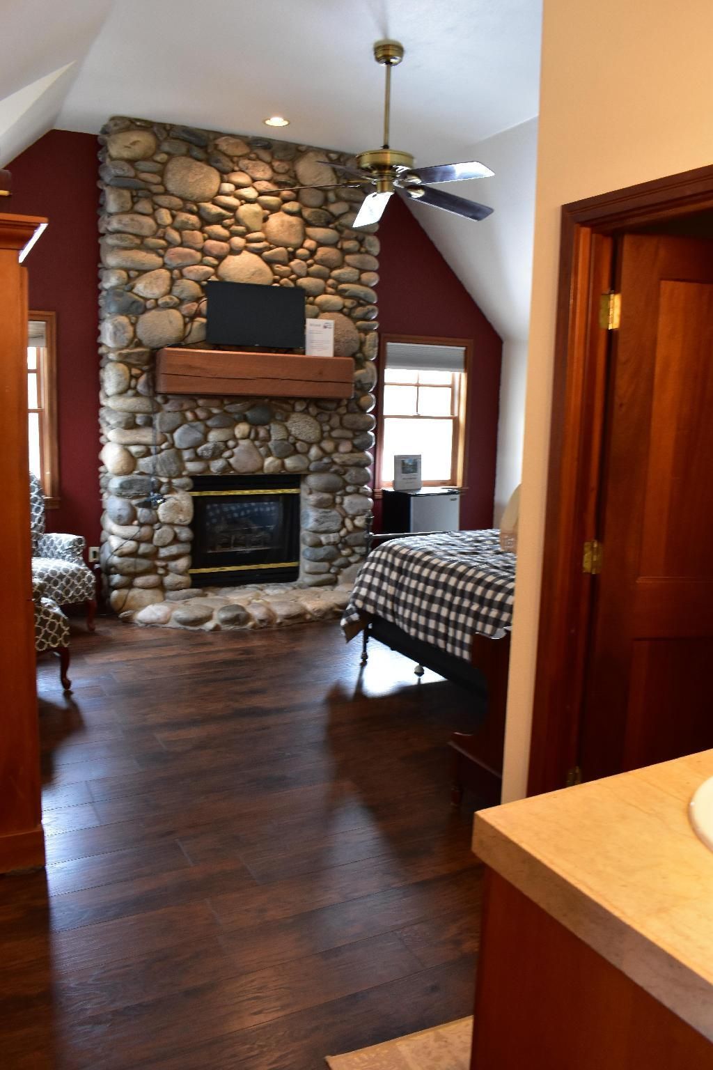 King-Ensuite-Deluxe-Mountain View-Rome Beauty