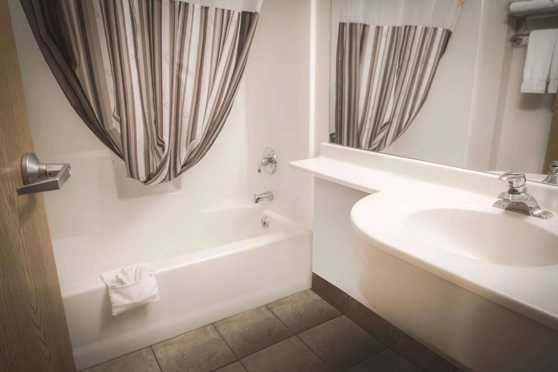 La Quinta Inn by Wyndham Missoula 1 King Bed, Deluxe Room, Non-Smoking 2