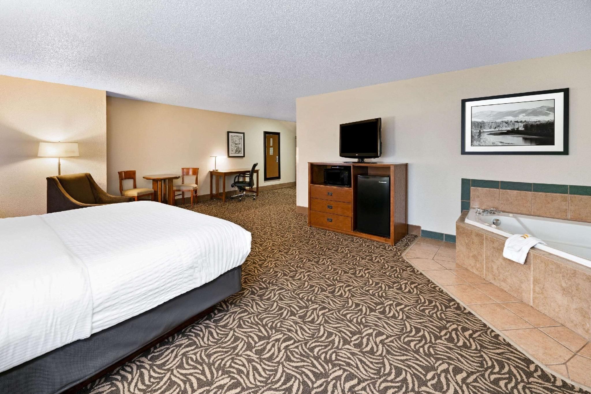 1 King Bed, Suite, River View, Non-Smoking