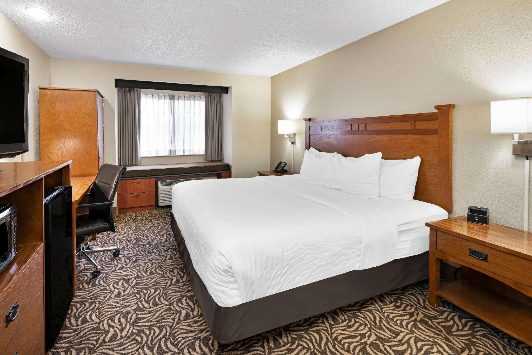 1 King Bed, Accessible Room, River View, Non-Smoking