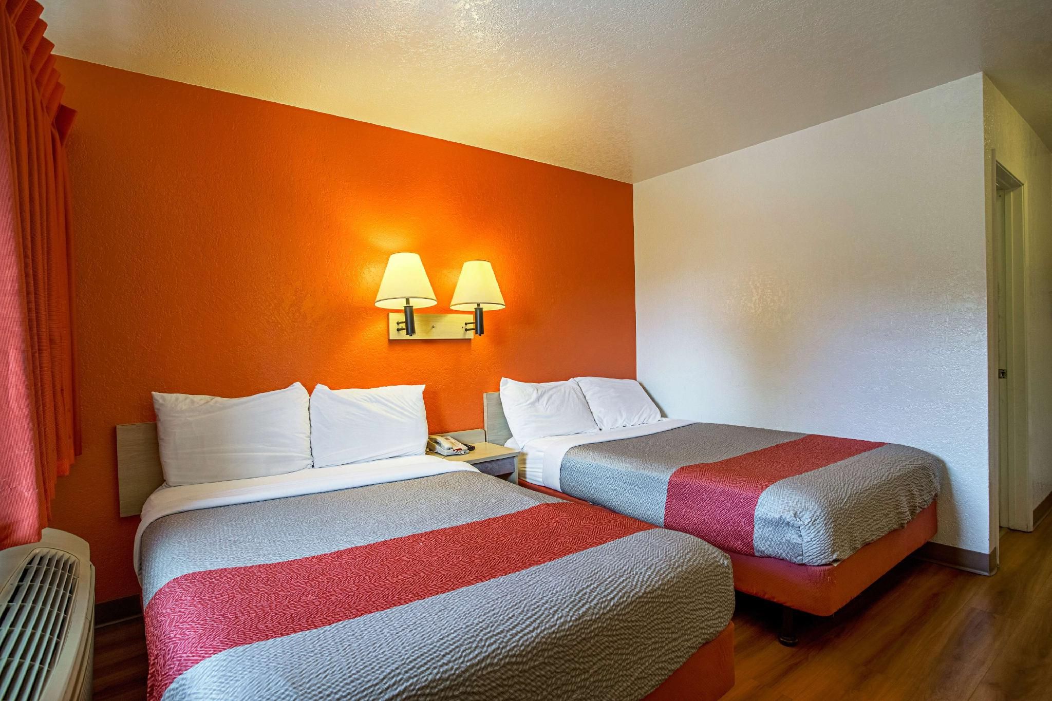 2 Full Beds |