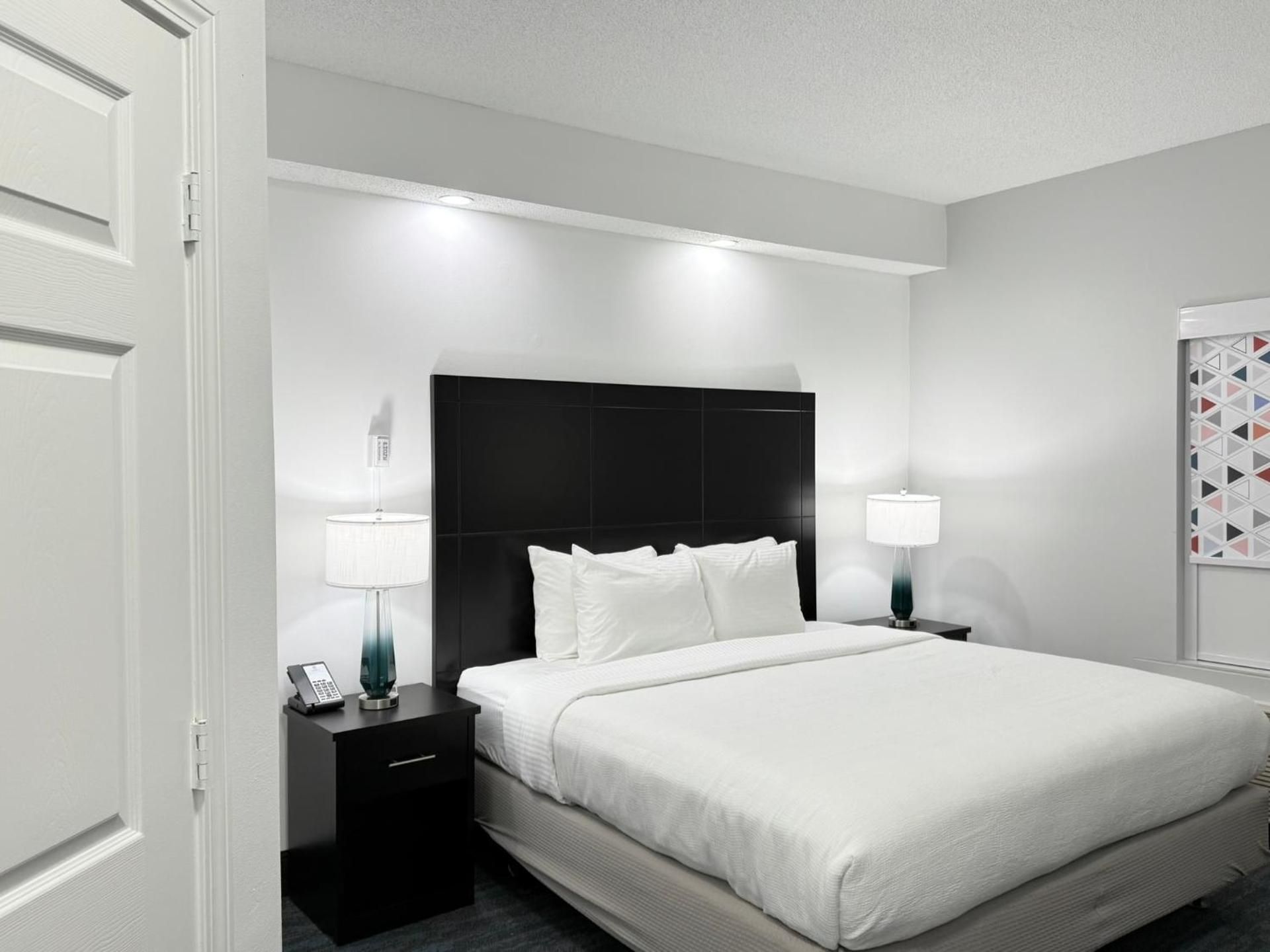 King Suite with Bath Tub and Sofa Bed - Disability Access/Non-Smoking