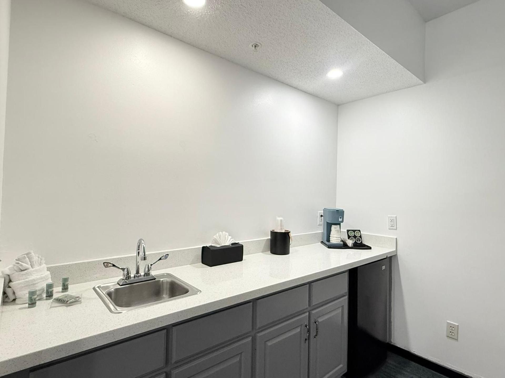 King Suite with Bath Tub and Sofa Bed - Disability Access/Non-Smoking