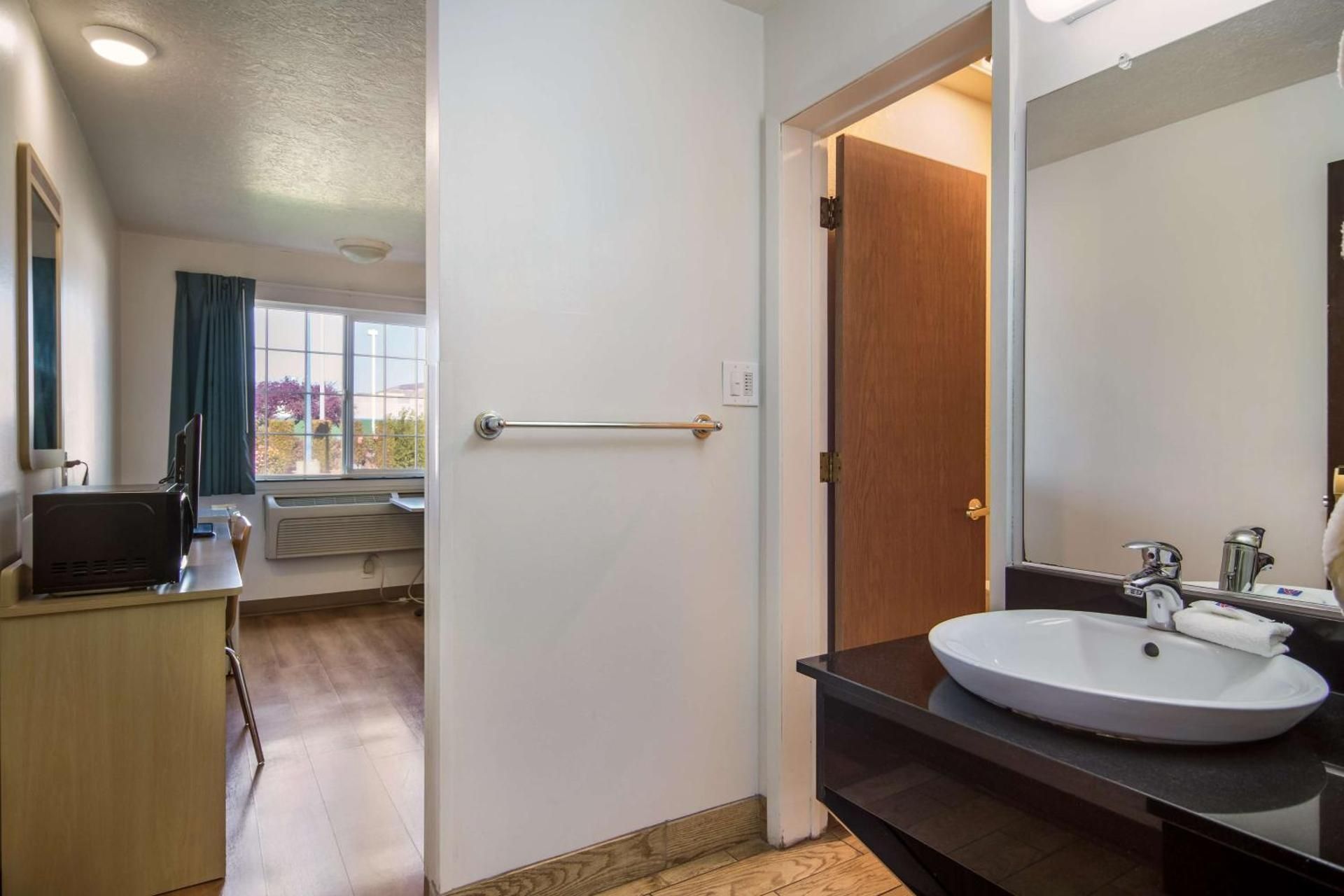 Queen Room - Disability Access - Non-Smoking