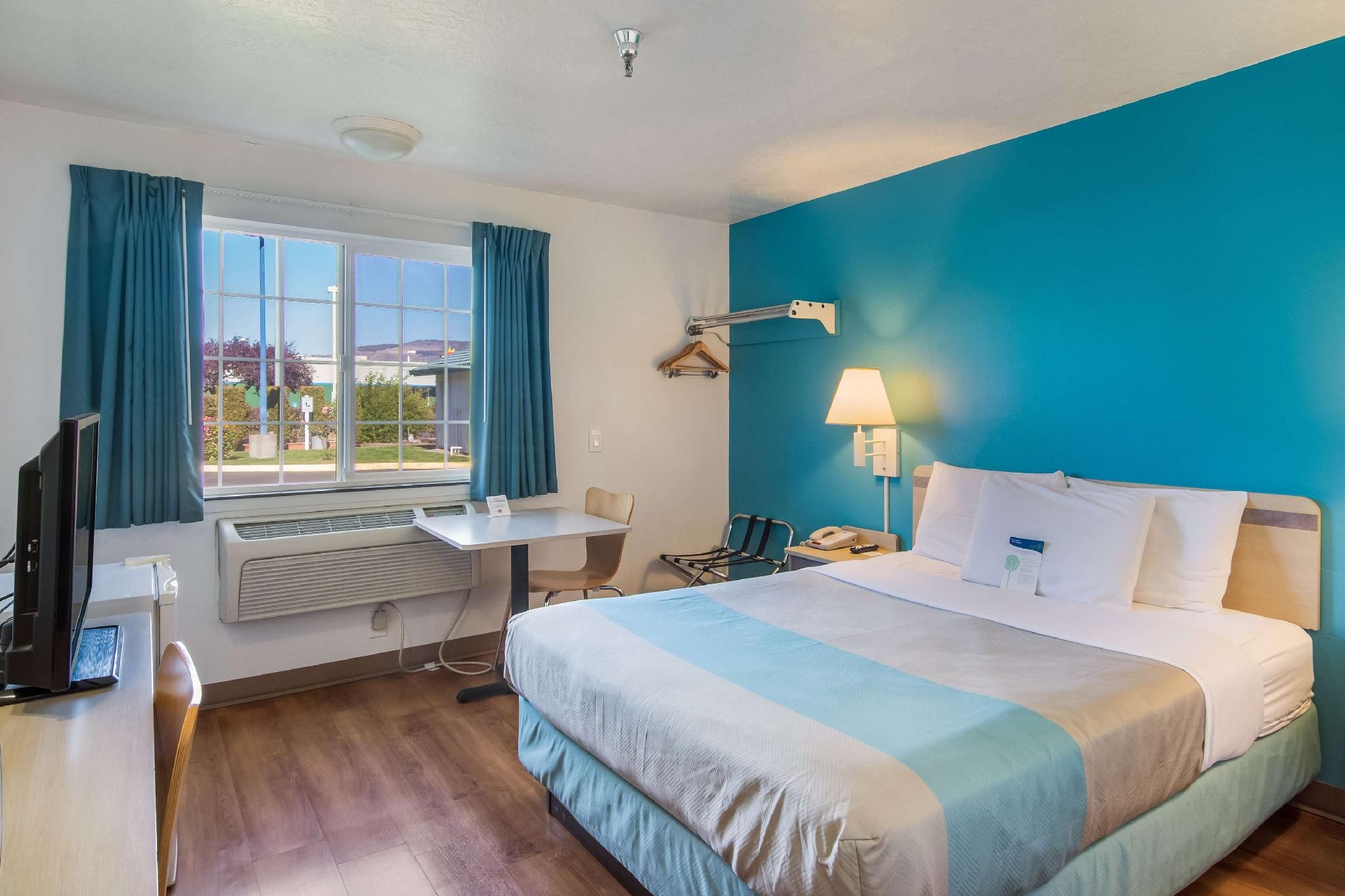 Motel 6 The Dalles, OR 1 QUEEN BED | SMOKING