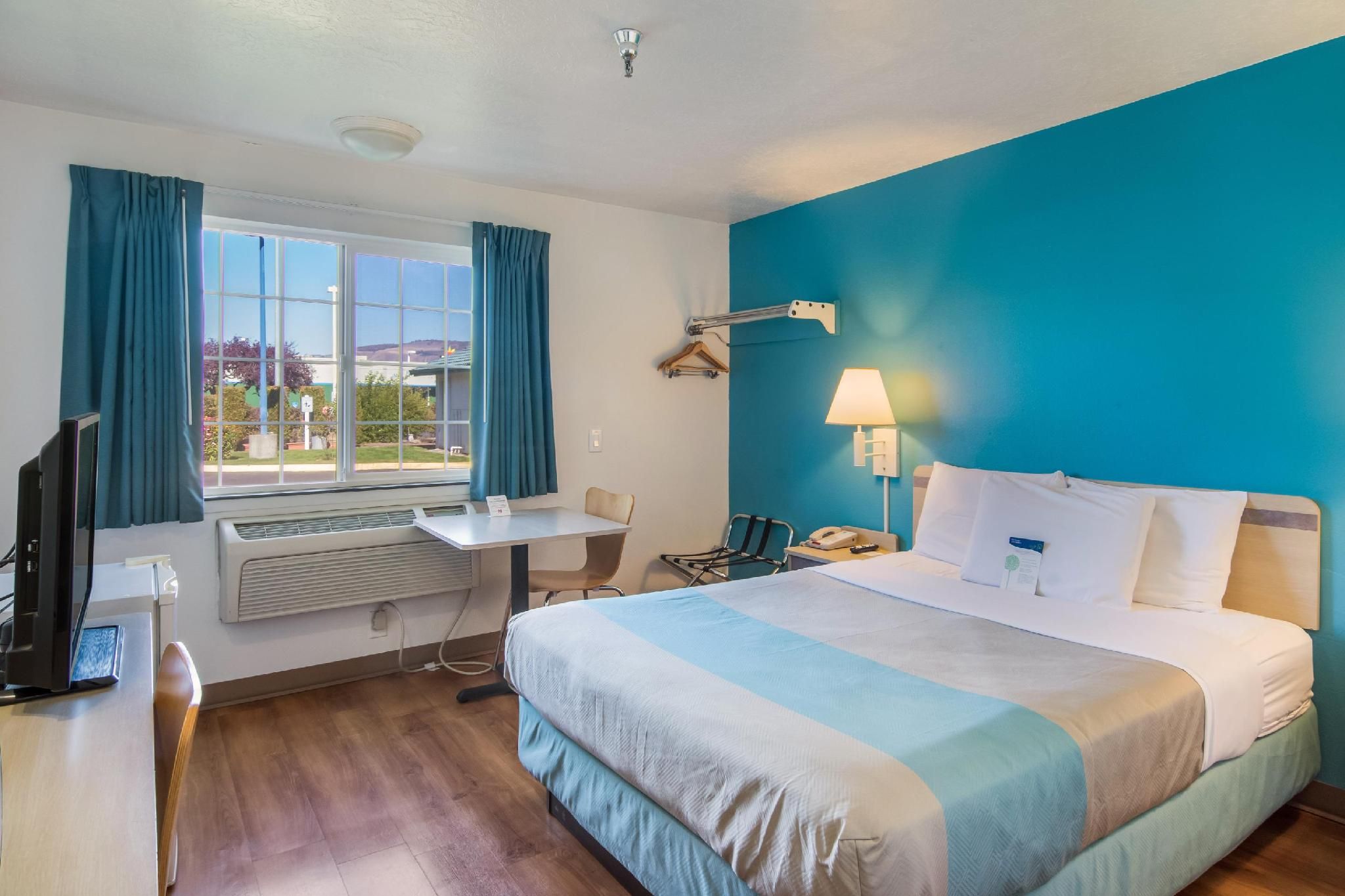 Motel 6 The Dalles, OR 1 QUEEN BED | NON-SMOKING