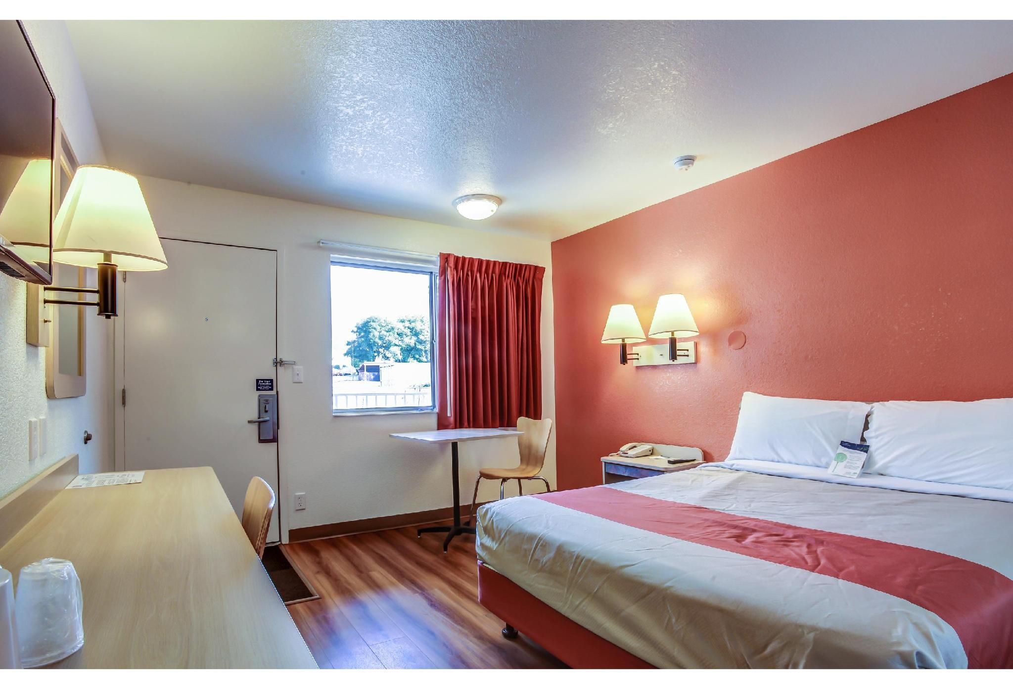 Motel 6 Grants Pass, OR 1 Queen Bed | ADA/RI Shower/Micfridge