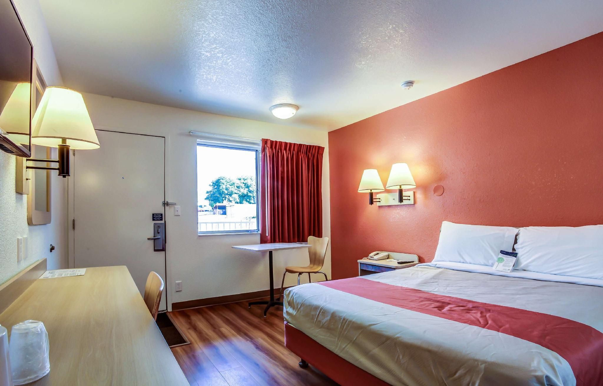 1 Queen Bed