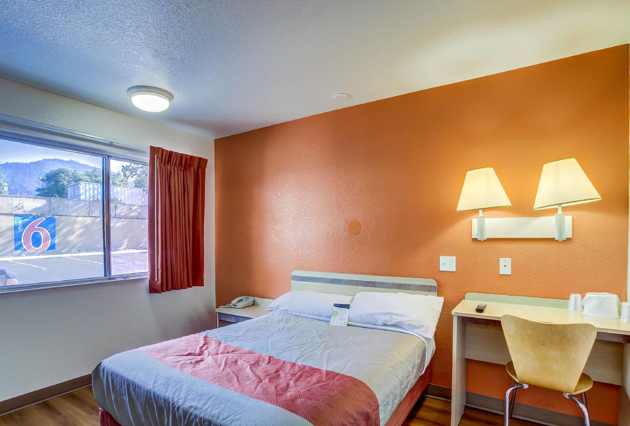 1 Queen Bed